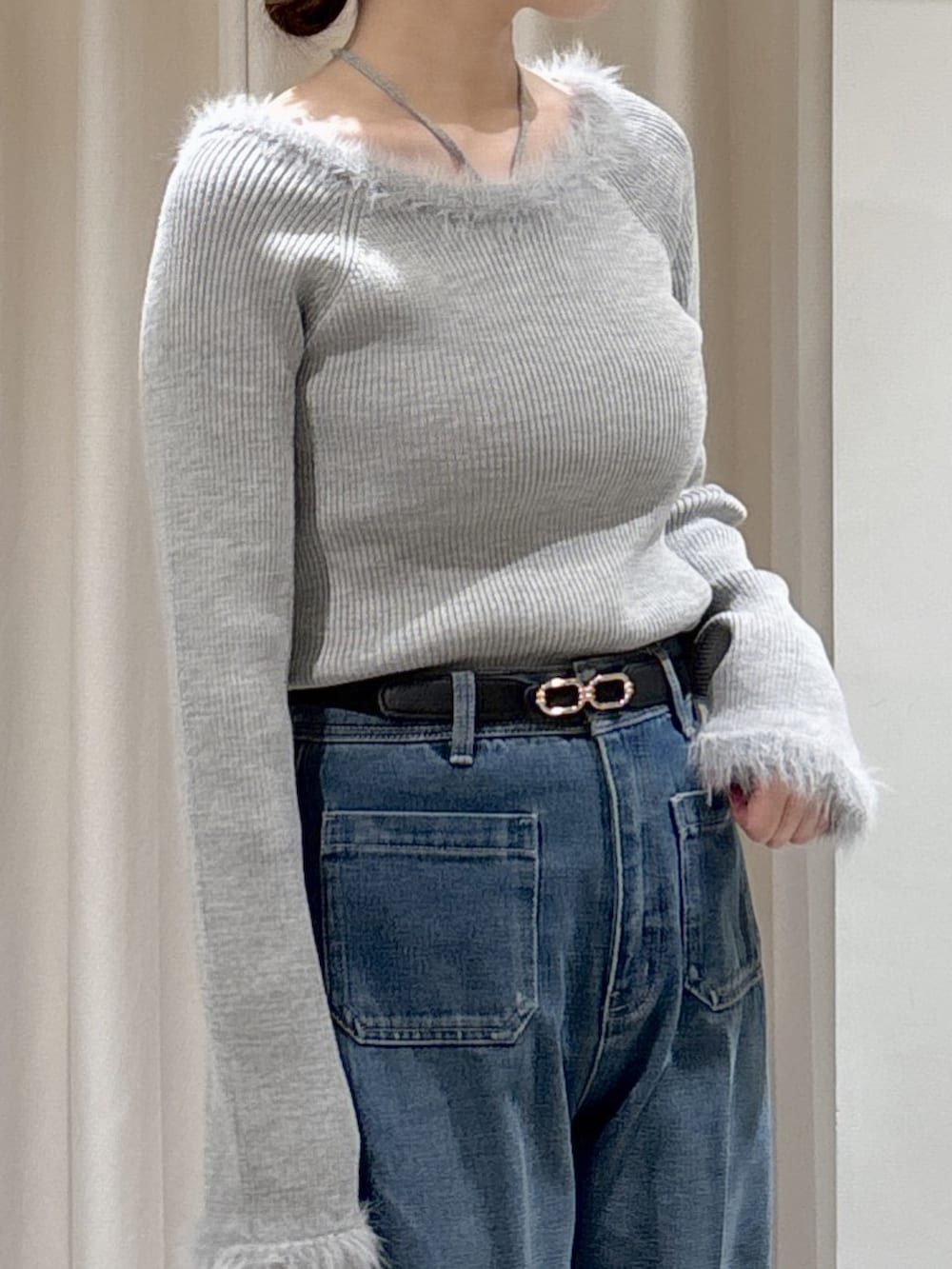 グレー系のニット/セーター、ブルー系のデニムパンツ、ホワイト系のトートバッグを着用したレディースの秋コーディネートの5枚目の写真