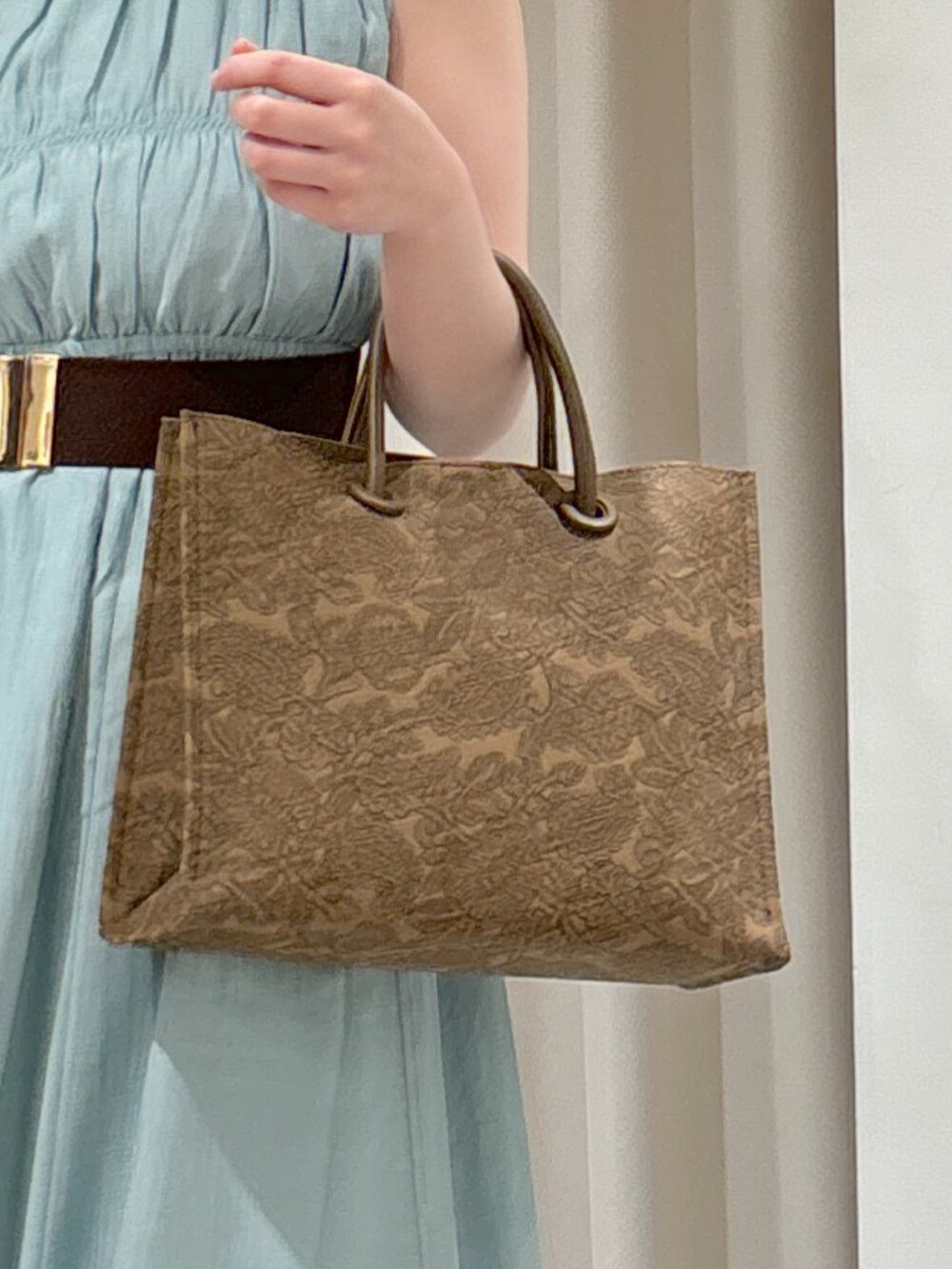 ブルー系のワンピース、ブラウン系のトートバッグ、ブラウン系のサンダルを着用したレディースの春コーディネートの7枚目の写真