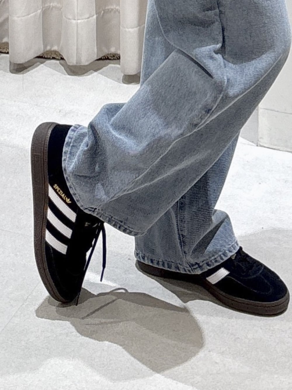 グレー系のパーカー、ブラック系のTシャツ/カットソー、ブルー系のその他パンツを着用したレディースの冬コーディネートの8枚目の写真