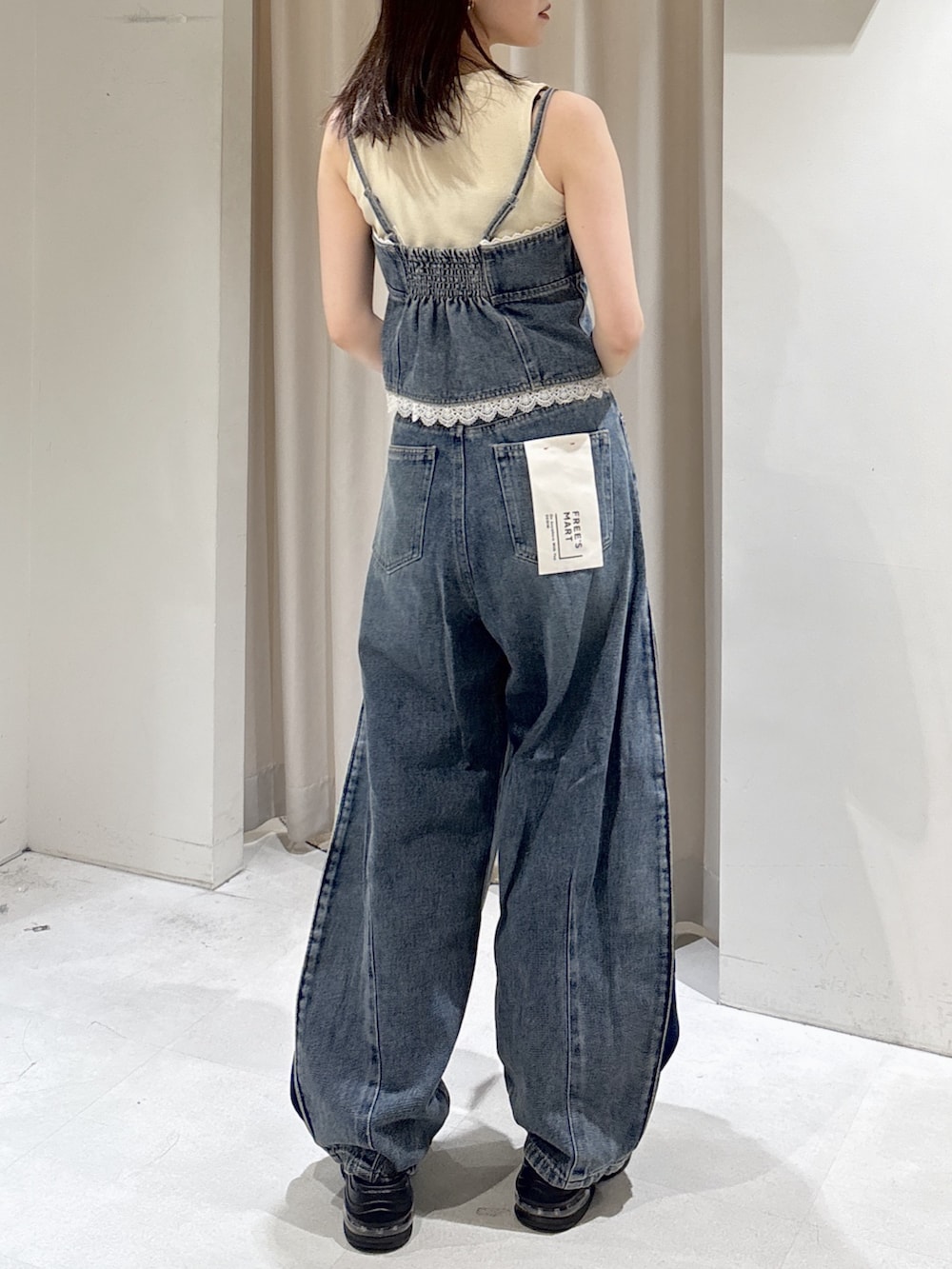 ブルー系のシャツ/ブラウス、ホワイト系のTシャツ/カットソー、ブルー系のデニムパンツを着用したレディースの夏コーディネートの3枚目の写真