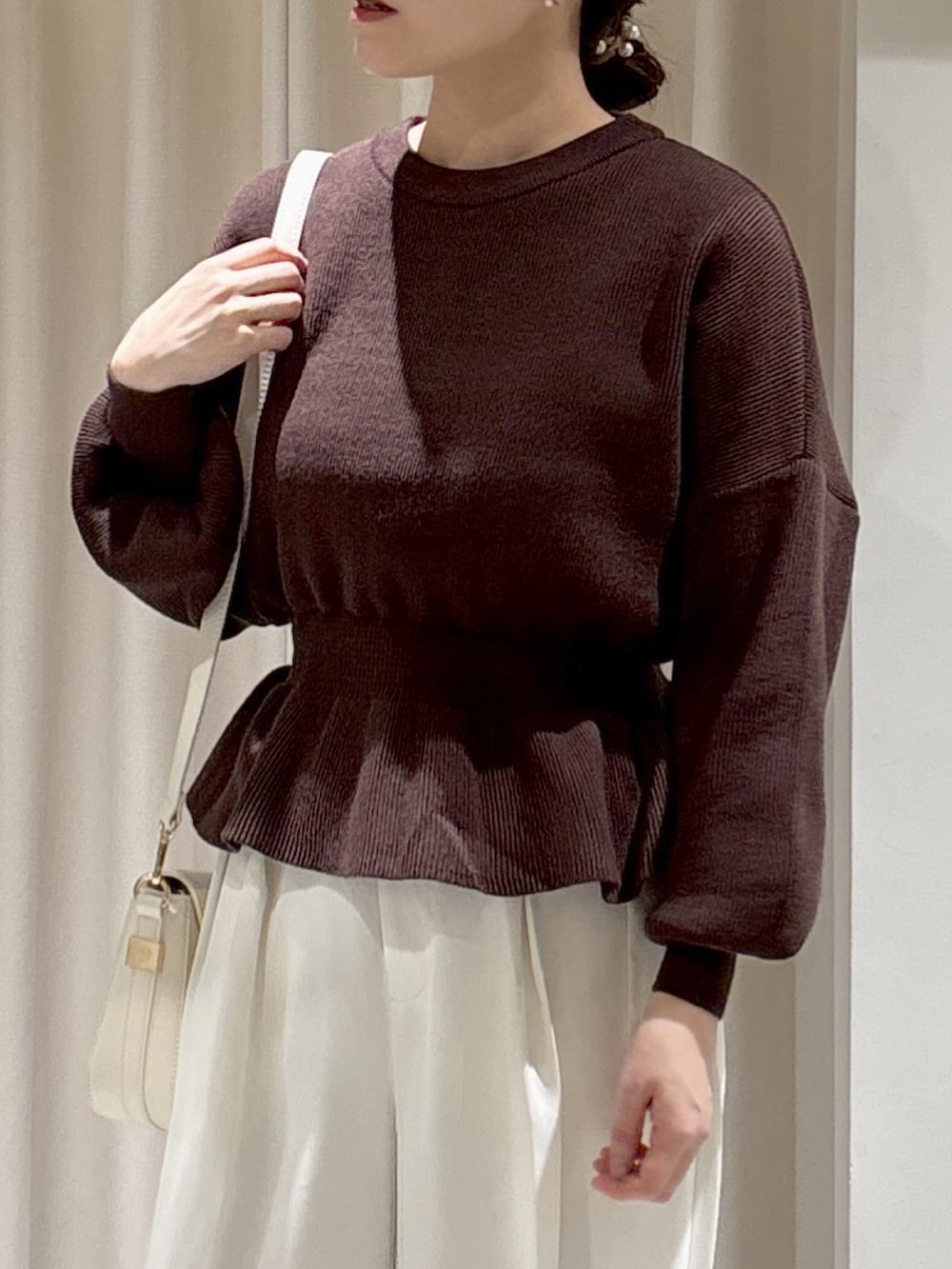 ブラウン系のワンピース、ホワイト系のスラックス、ホワイト系のその他パンツを着用したレディースの秋コーディネートの2枚目の写真