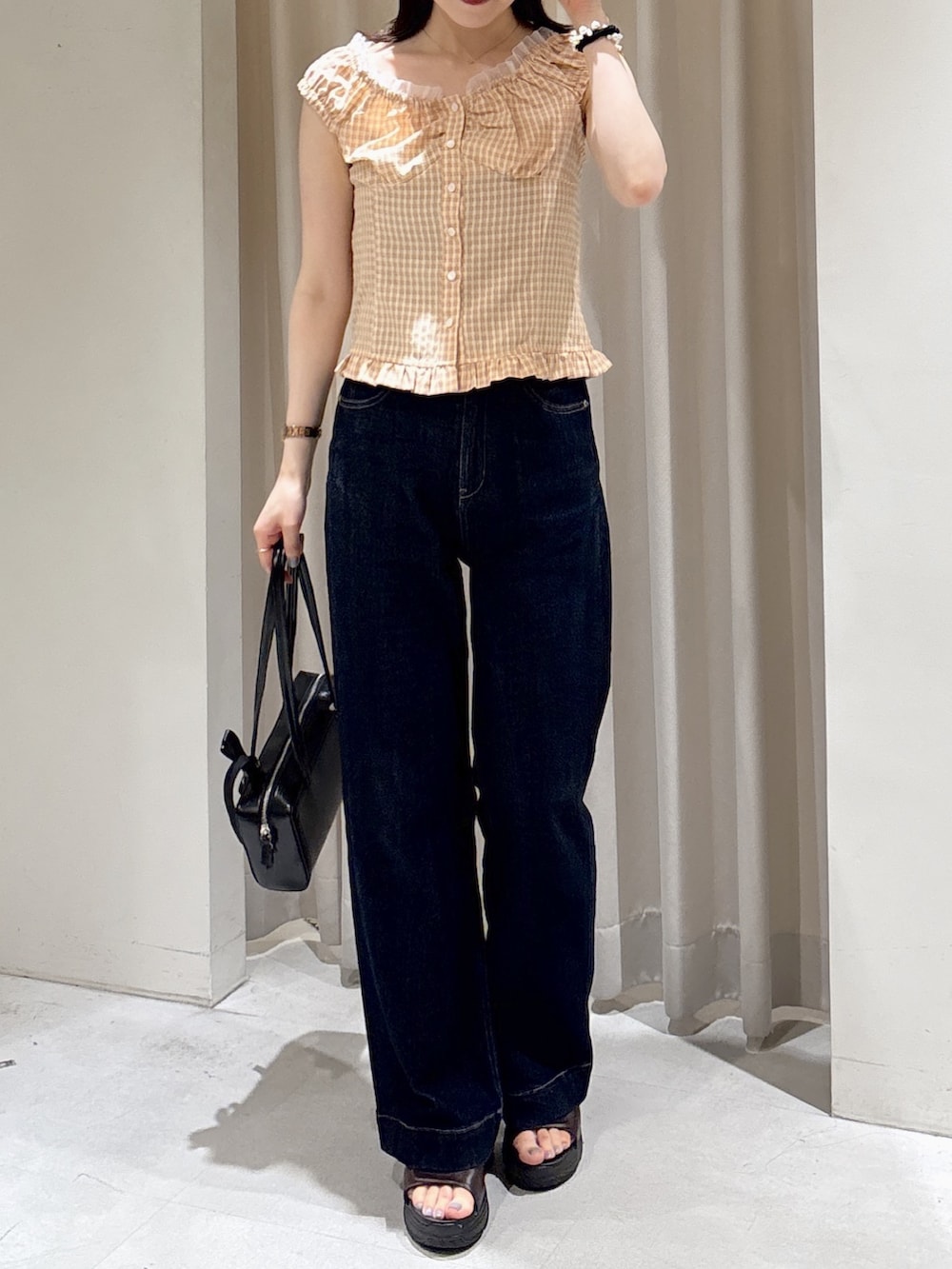ピンク系のシャツ/ブラウス、ブルー系のデニムパンツ、ブラック系のショルダーバッグを着用したレディースの夏コーディネートの2枚目の写真