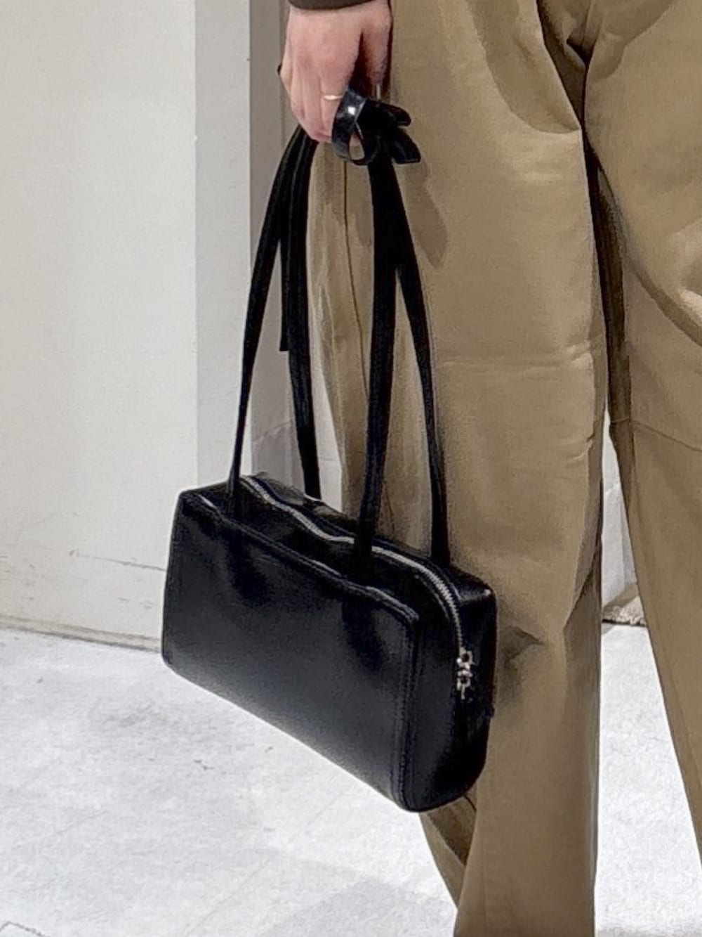 ベージュ系のブルゾン、ブルー系のTシャツ/カットソー、ベージュ系のその他パンツを着用したレディースの春コーディネートの9枚目の写真