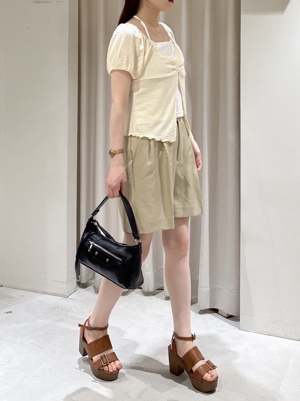 ベージュ系のその他パンツ、ブラック系のショルダーバッグ、ブラウン系のサンダルを着用したレディースの夏コーディネートの2枚目の写真