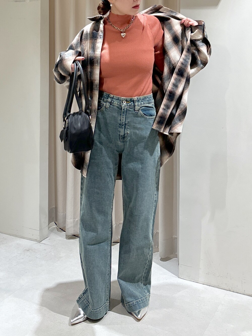 ブラウン系のシャツ/ブラウス、ピンク系のニット/セーター、ブラック系のトートバッグを着用したレディースの冬コーディネートの10枚目の写真