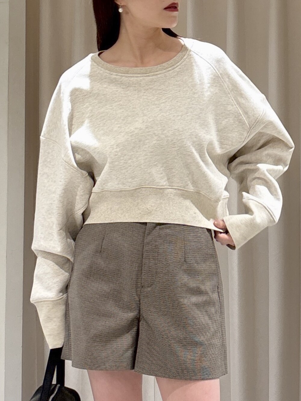 ホワイト系のTシャツ/カットソー、ベージュ系のその他パンツ、ブラック系のハンドバッグを着用したレディースの冬コーディネートの4枚目の写真