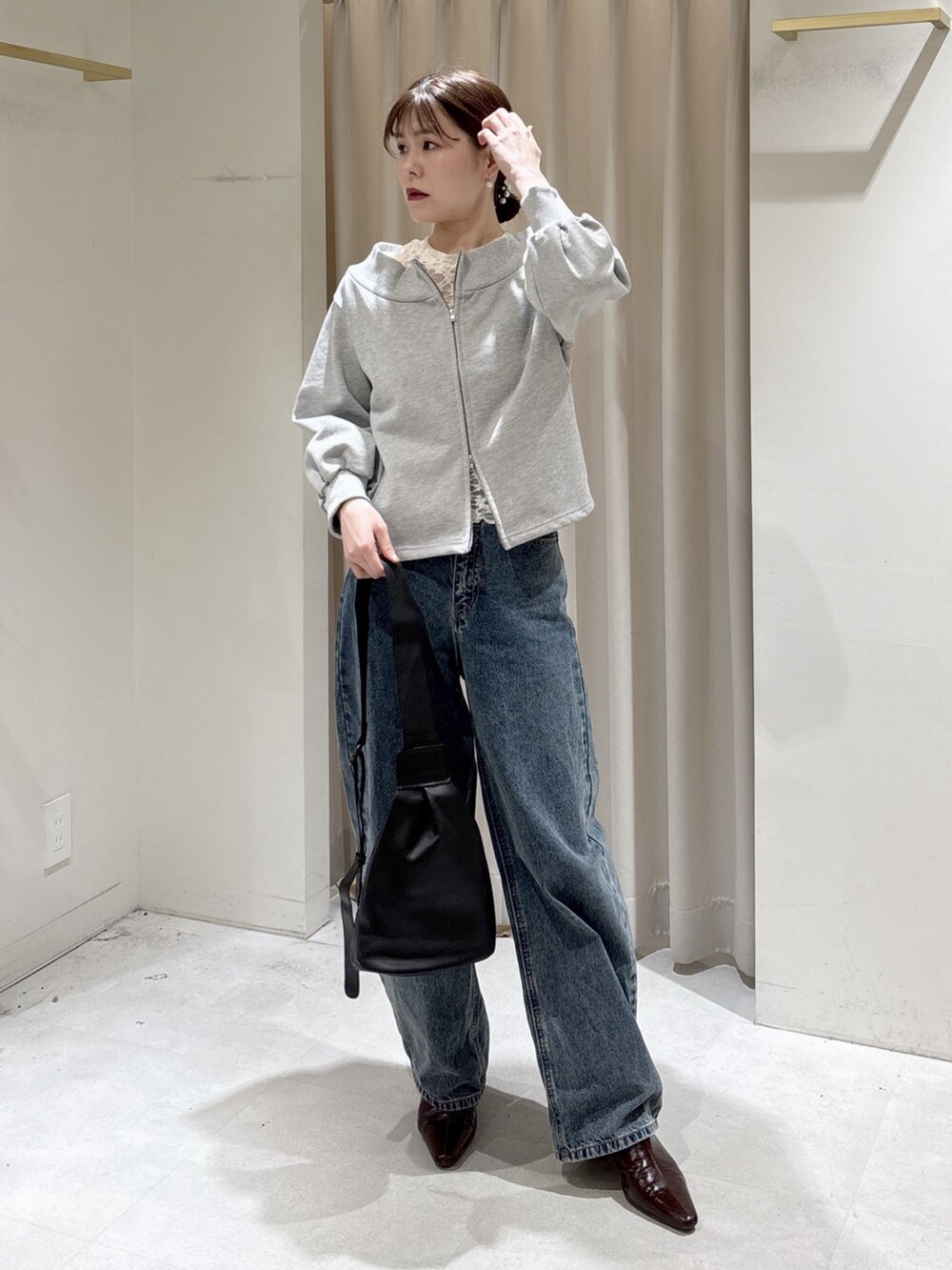 グレー系のTシャツ/カットソー、ホワイト系のTシャツ/カットソー、ブルー系のデニムパンツを着用したレディースの冬コーディネートの2枚目の写真