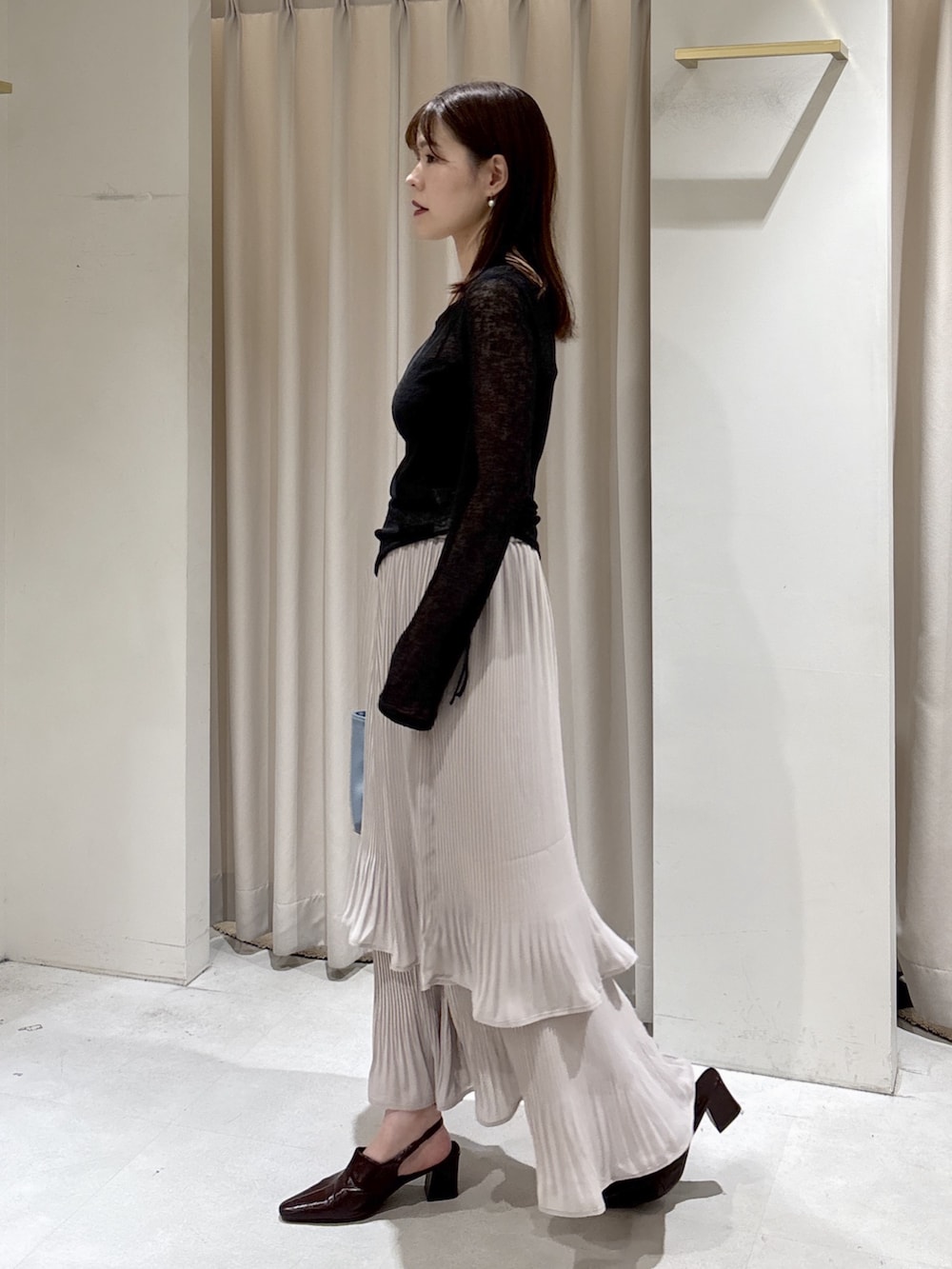 ブラック系のTシャツ/カットソー、ブラック系のキャミソール、ブルー系のハンドバッグを着用したレディースの冬コーディネートの5枚目の写真