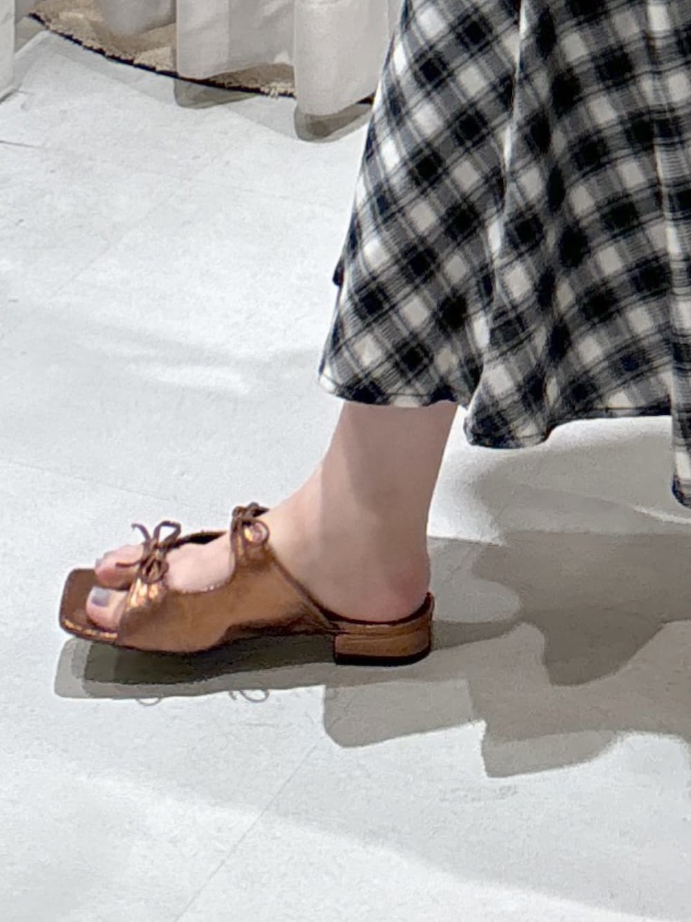 レッド系のカーディガン/ボレロ、ブラック系のワンピース、ホワイト系のトートバッグを着用したレディースの夏コーディネートの8枚目の写真