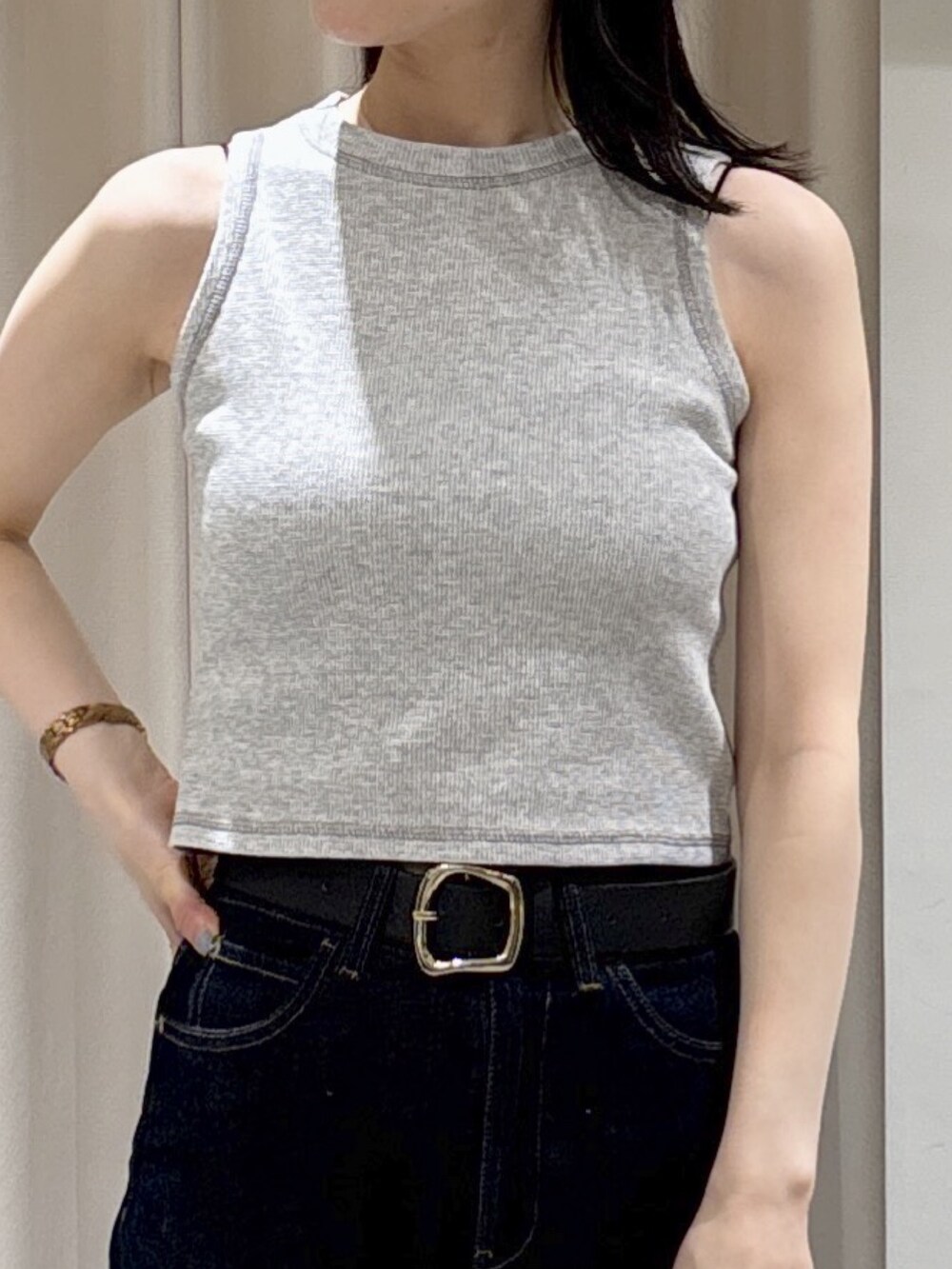 イエロー系のシャツ/ブラウス、グレー系のTシャツ/カットソー、ブラウン系のサンダルを着用したレディースの夏コーディネートの7枚目の写真