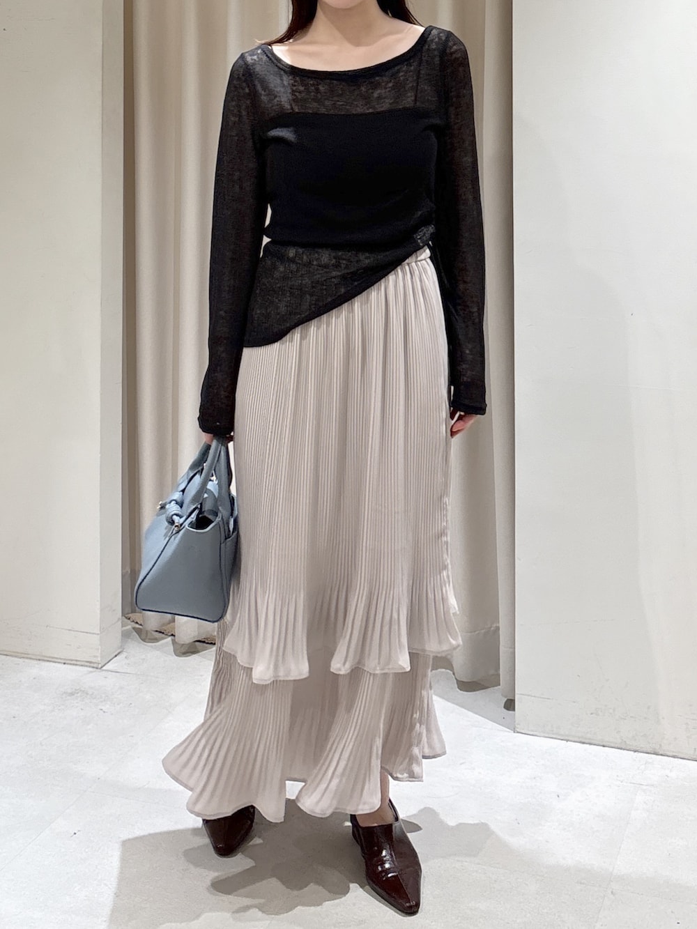 ブラック系のTシャツ/カットソー、ブラック系のキャミソール、ブルー系のハンドバッグを着用したレディースの冬コーディネートの2枚目の写真