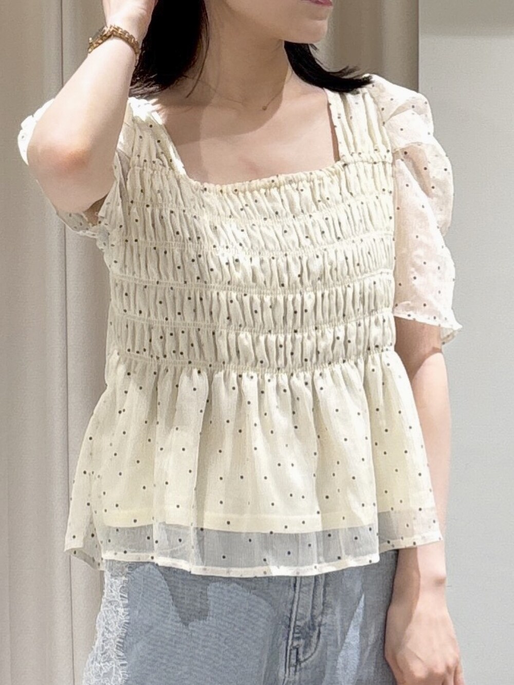 ホワイト系のシャツ/ブラウス、ホワイト系のシャツ/ブラウス、レッド系のショルダーバッグを着用したレディースの夏コーディネートの2枚目の写真