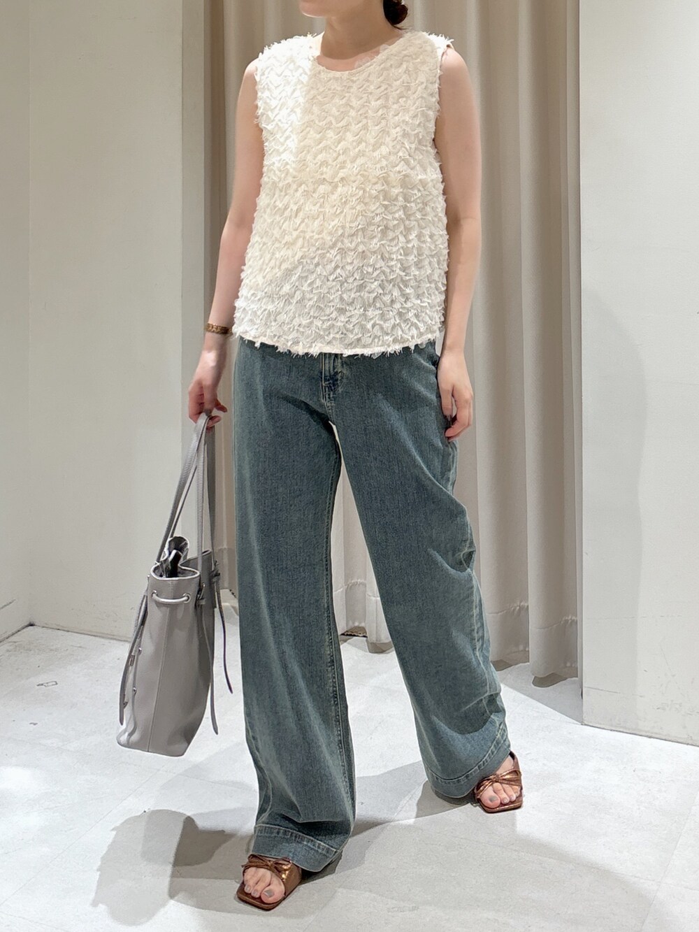 ホワイト系のシャツ/ブラウス、ブルー系のデニムパンツ、グレー系のトートバッグを着用したレディースの夏コーディネートの2枚目の写真