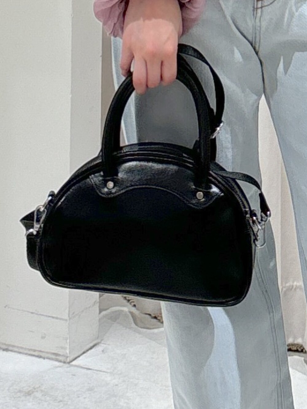 ピンク系のシャツ/ブラウス、ホワイト系のキャミソール、ブラック系のトートバッグを着用したレディースの春コーディネートの7枚目の写真