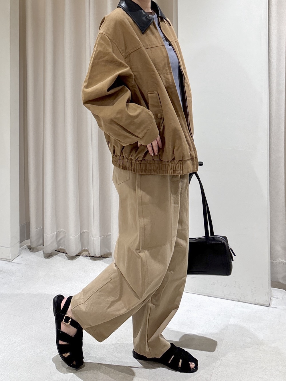 ベージュ系のブルゾン、ブルー系のTシャツ/カットソー、ベージュ系のその他パンツを着用したレディースの春コーディネートの2枚目の写真