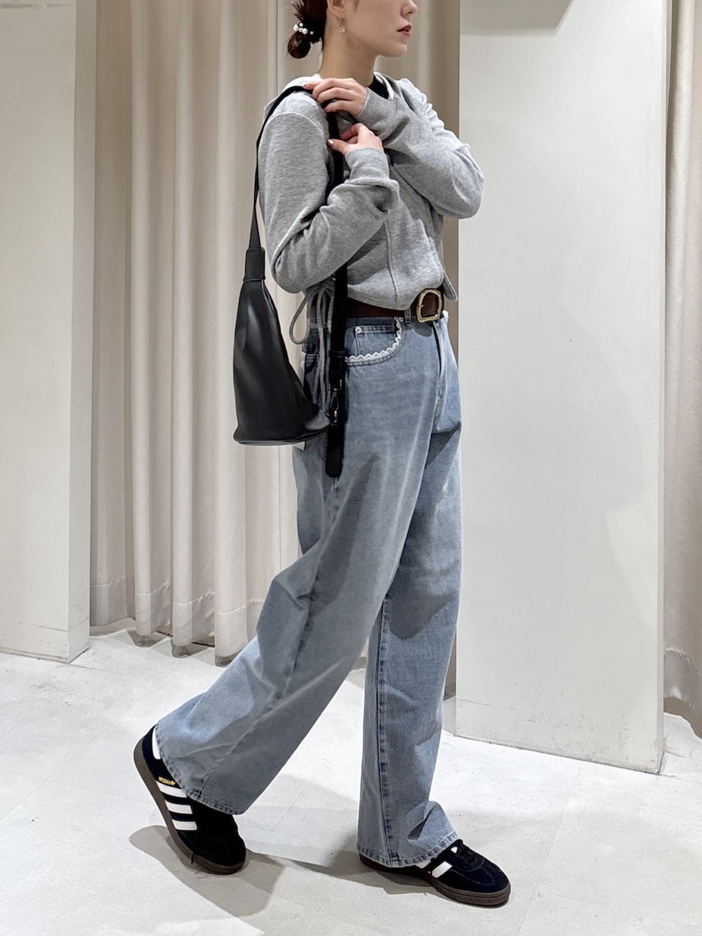 グレー系のパーカー、ブラック系のTシャツ/カットソー、ブルー系のその他パンツを着用したレディースの冬コーディネートの2枚目の写真