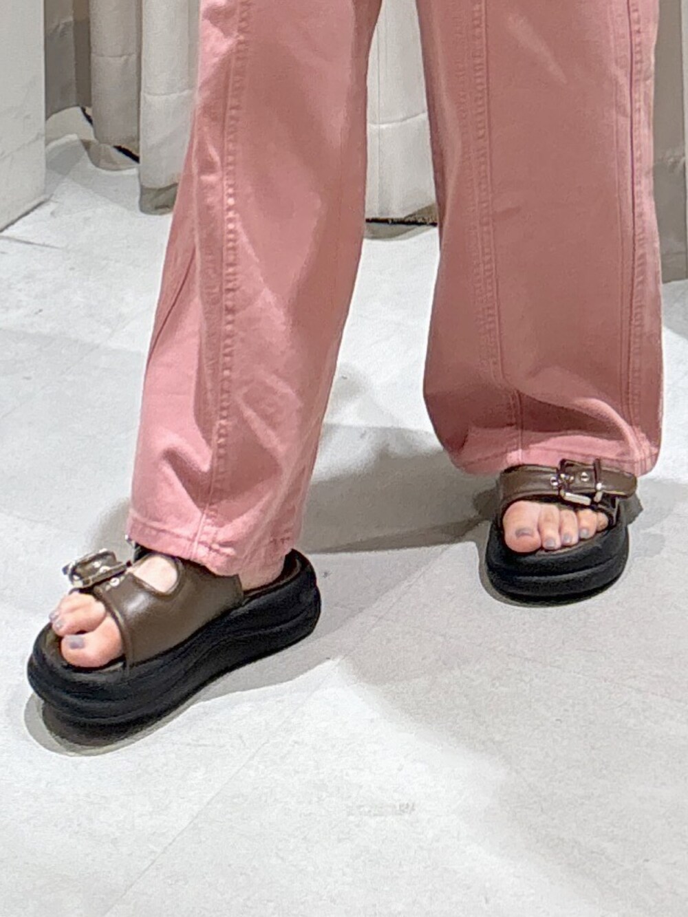 グレー系のニット/セーター、ブラック系のキャミソール、ピンク系のデニムパンツを着用したレディースの夏コーディネートの7枚目の写真