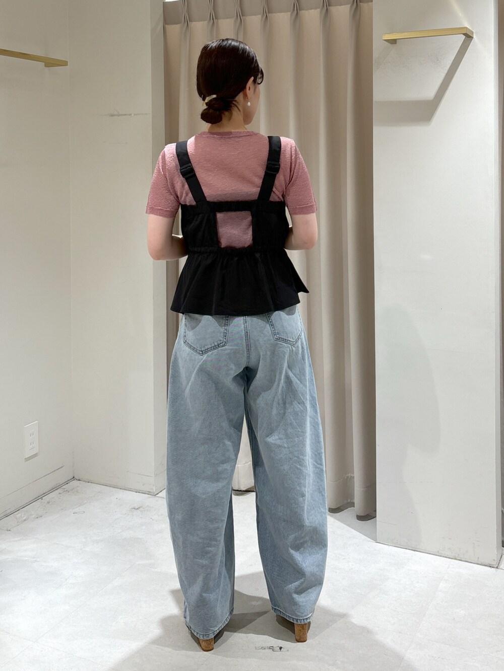 ブラック系のシャツ/ブラウス、ピンク系のニット/セーター、ブルー系のデニムパンツを着用したレディースの夏コーディネートの3枚目の写真