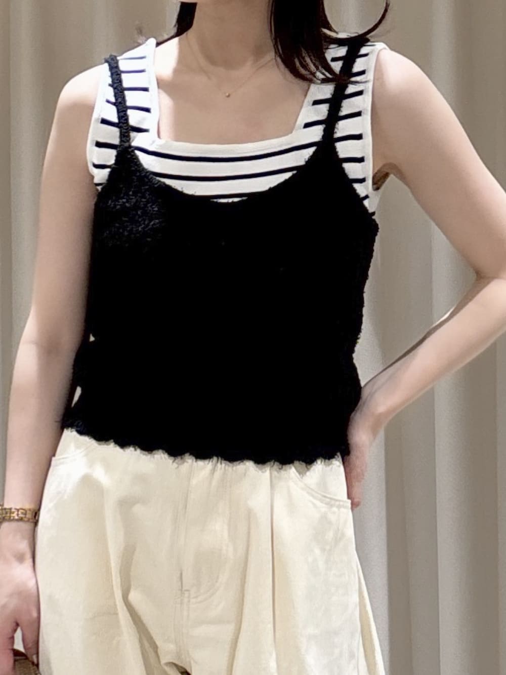 ブラック系のニット/セーター、グリーン系のニット/セーター、ホワイト系のニット/セーターを着用したレディースの春コーディネートの6枚目の写真