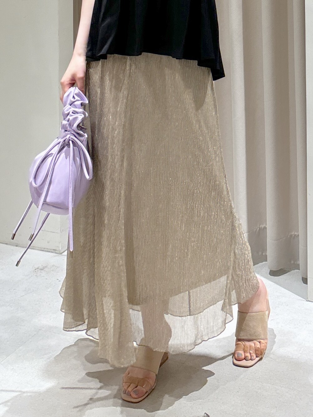 ブラック系のシャツ/ブラウス、ホワイト系のTシャツ/カットソー、パープル系のショルダーバッグを着用したレディースの夏コーディネートの3枚目の写真