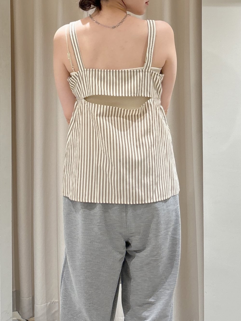 ブラウン系のシャツ/ブラウス、ホワイト系のトートバッグ、ブラウン系のサンダルを着用したレディースの夏コーディネートの3枚目の写真