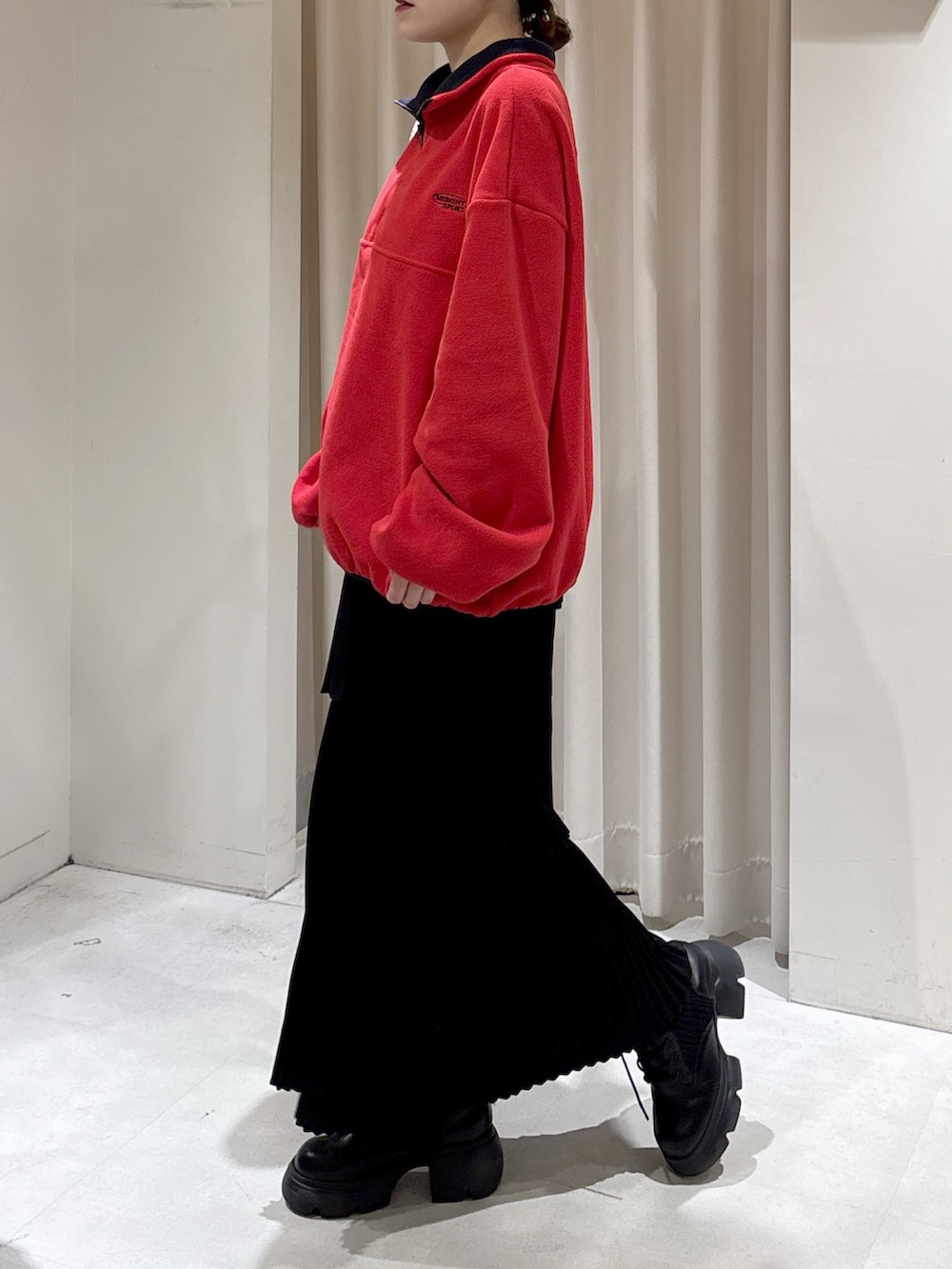 レッド系のスウェット、ホワイト系のニット/セーター、ブラック系のトートバッグを着用したレディースの秋コーディネートの4枚目の写真