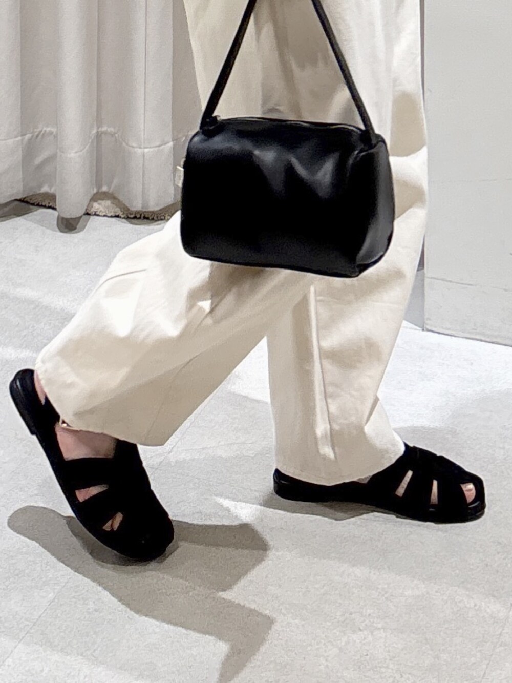 ブラウン系のニット/セーター、ホワイト系のその他パンツ、ブラック系のサンダルを着用したレディースの春コーディネートの8枚目の写真