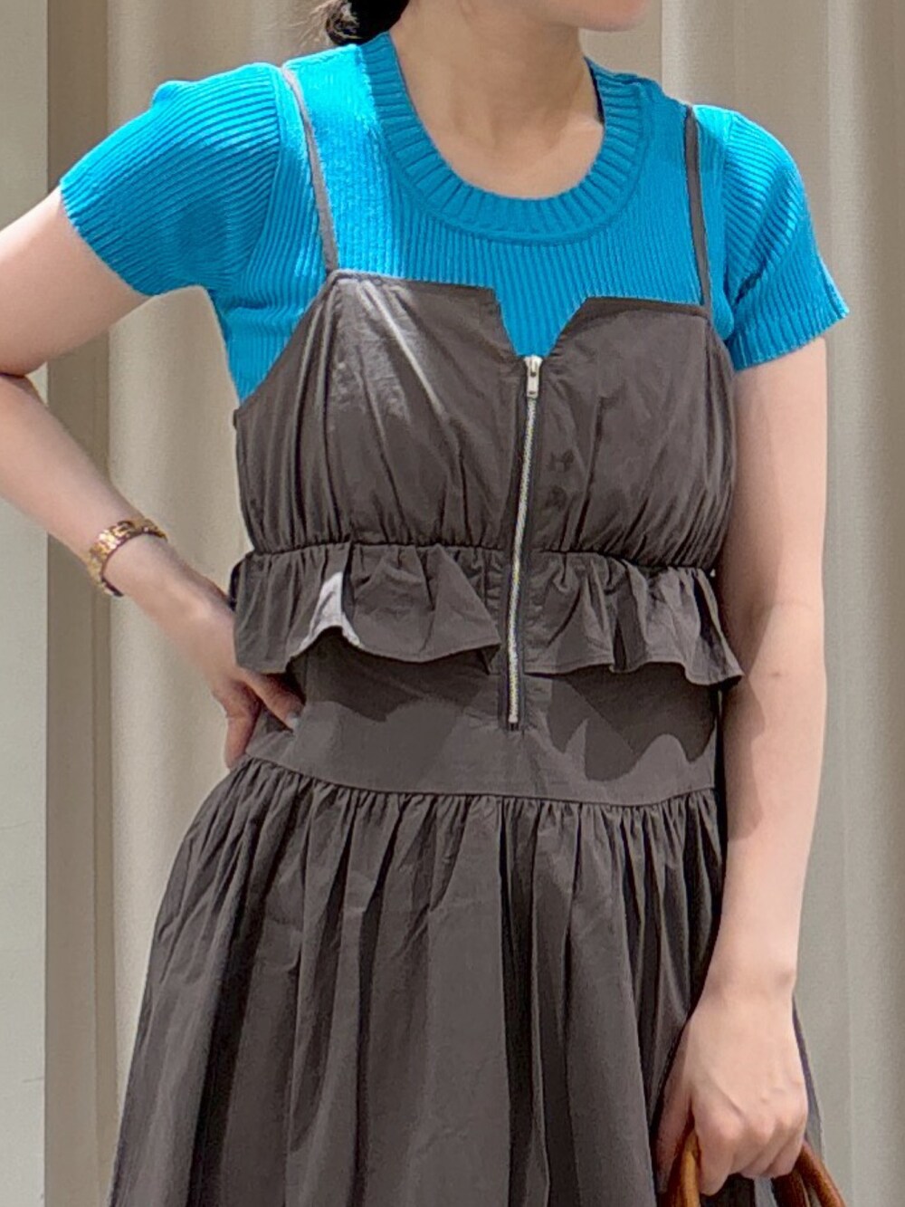 グレー系のワンピース、ブルー系のニット/セーター、ブラウン系のショルダーバッグを着用したレディースの夏コーディネートの8枚目の写真