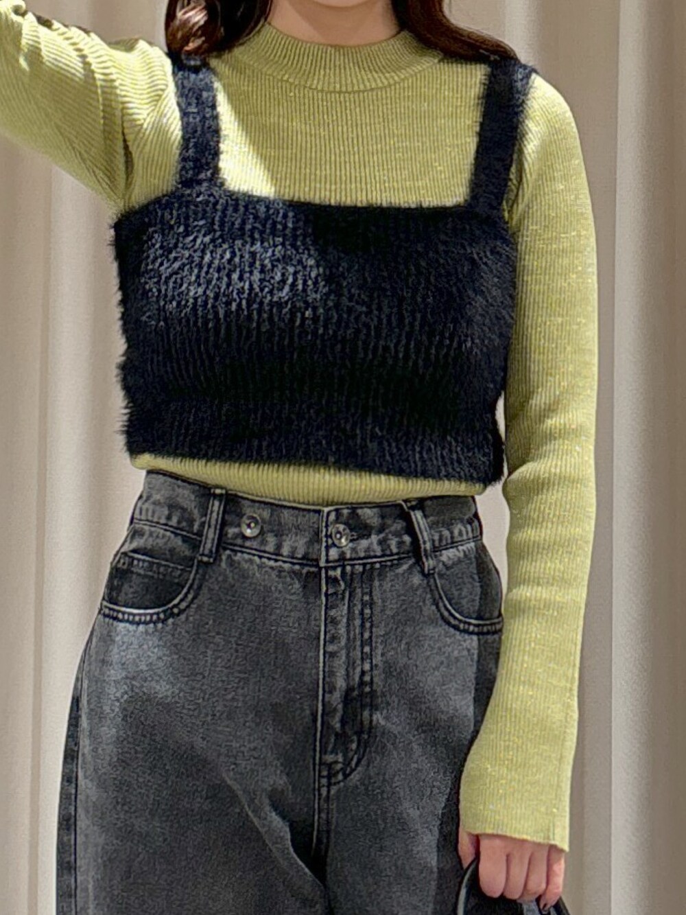 ブラウン系のステンカラーコート、ブラック系のショルダーバッグ、ブラック系のパンプスを着用したレディースの秋コーディネートの8枚目の写真