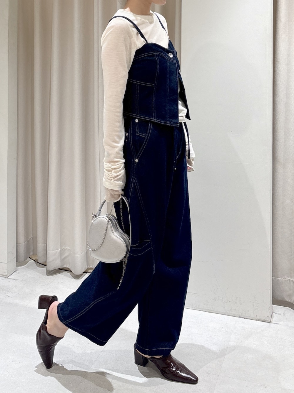 ブルー系のシャツ/ブラウス、ホワイト系のTシャツ/カットソー、ホワイト系のキャミソールを着用したレディースの冬コーディネートの3枚目の写真