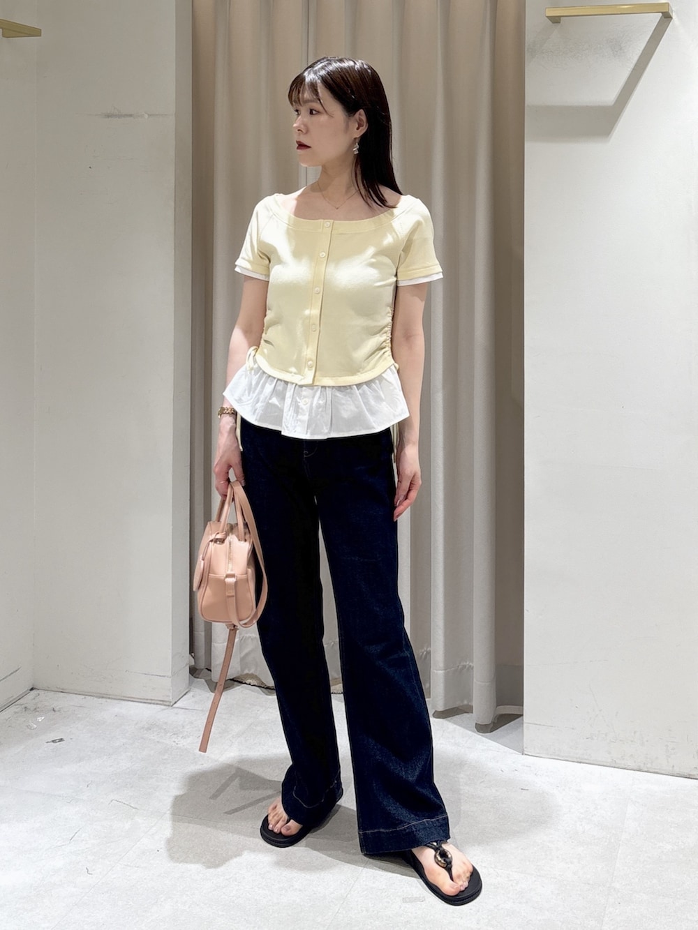 ホワイト系のTシャツ/カットソー、ブルー系のデニムパンツ、ピンク系のボストンバッグを着用したレディースの春コーディネートの5枚目の写真