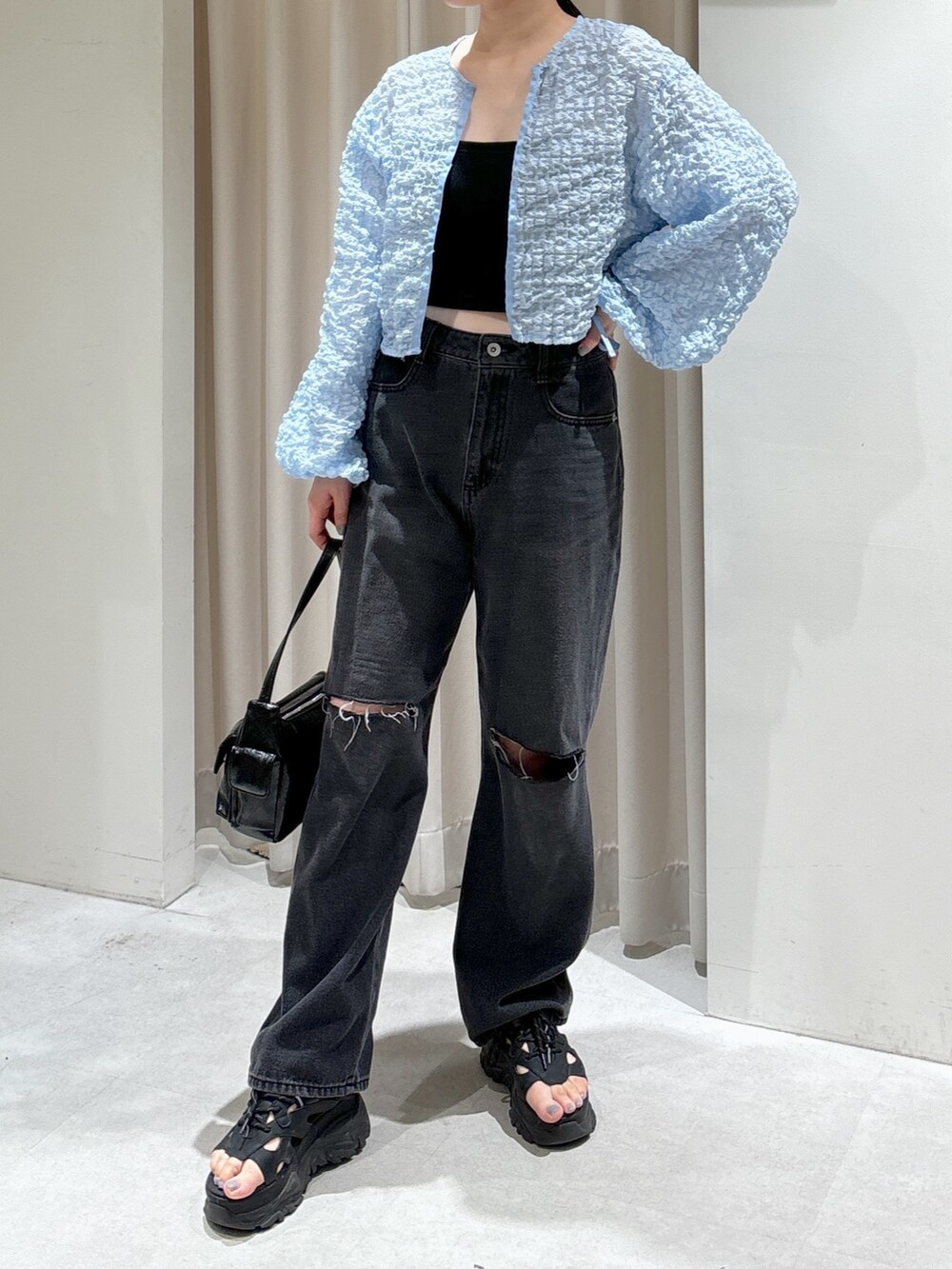 ブルー系のカーディガン/ボレロ、ブラック系のキャミソール、ブラック系のデニムパンツを着用したレディースの夏コーディネートの9枚目の写真
