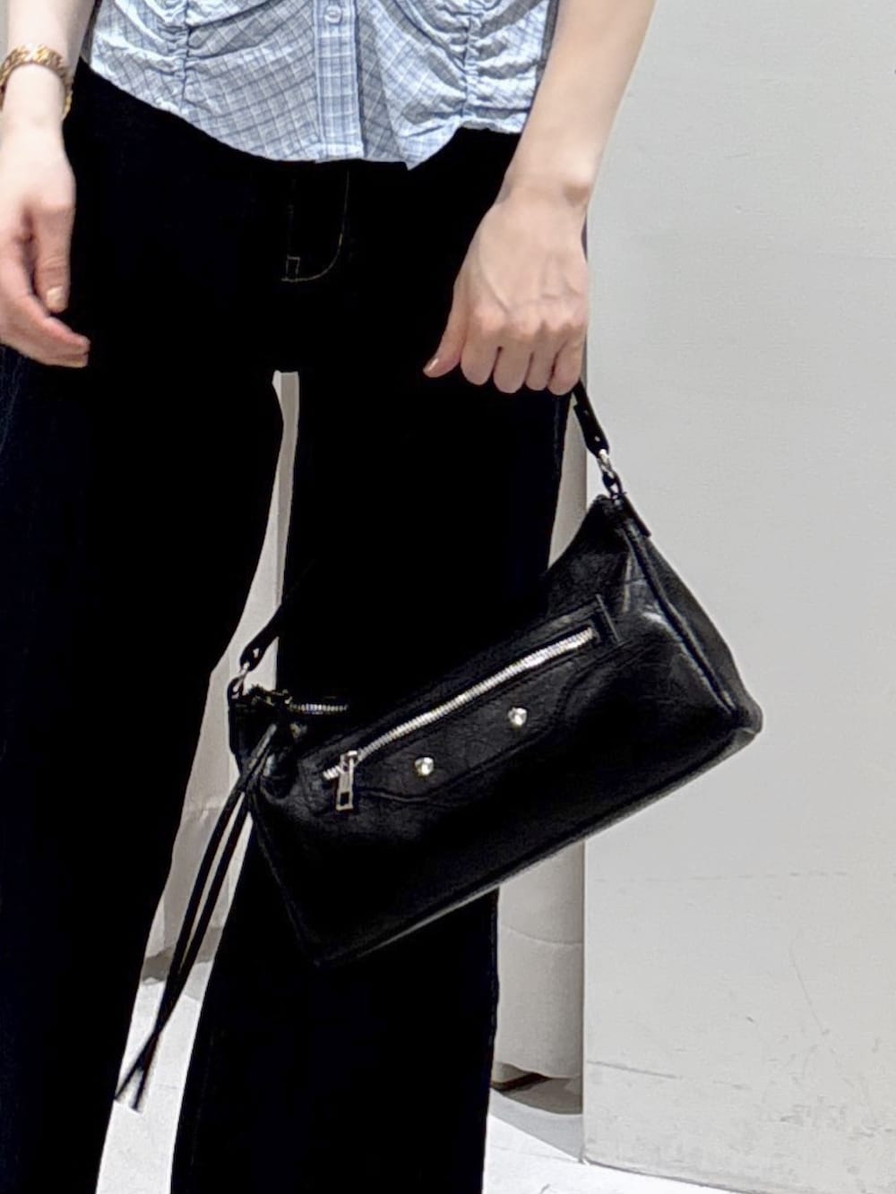 ブルー系のシャツ/ブラウス、ブラック系のショルダーバッグ、ブルー系のデニムパンツを着用したレディースの夏コーディネートの6枚目の写真
