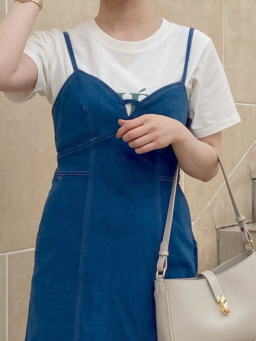 パープル系のシャツ/ブラウス、ブルー系のワンピース、ホワイト系のTシャツ/カットソーを着用したレディースの春コーディネートの3枚目の写真