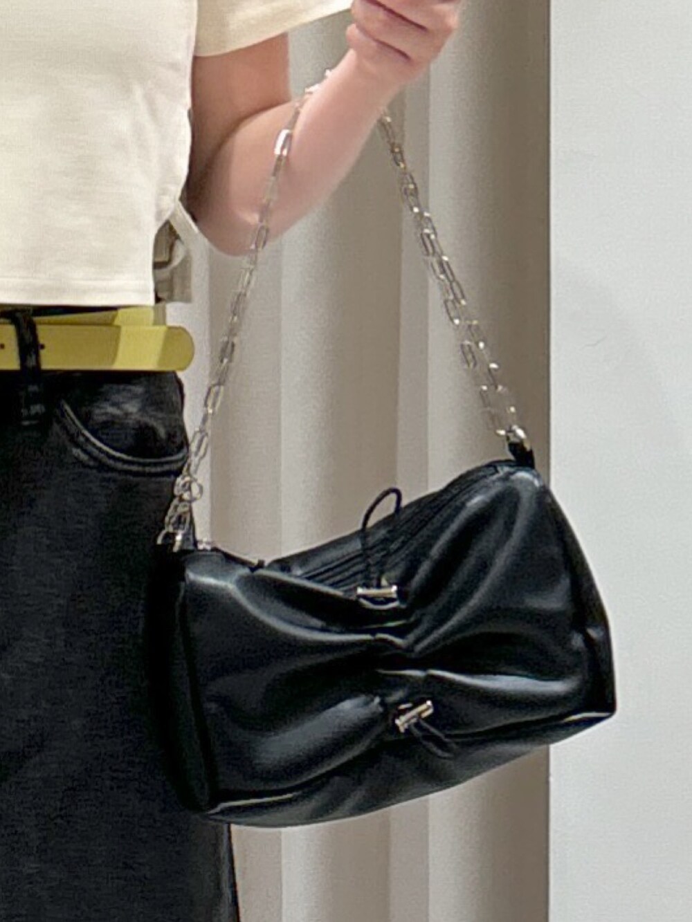 ホワイト系のTシャツ/カットソー、ブラック系のキャミソール、ブラック系のデニムパンツを着用したレディースの秋コーディネートの5枚目の写真