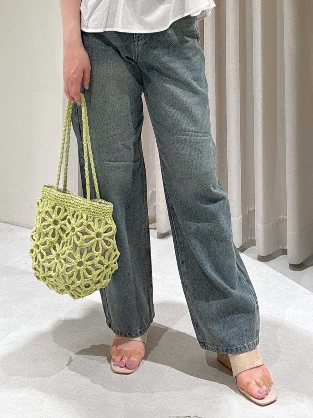 ホワイト系のシャツ/ブラウス、ブルー系のデニムパンツ、グレー系のサンダルを着用したレディースの夏コーディネートの4枚目の写真