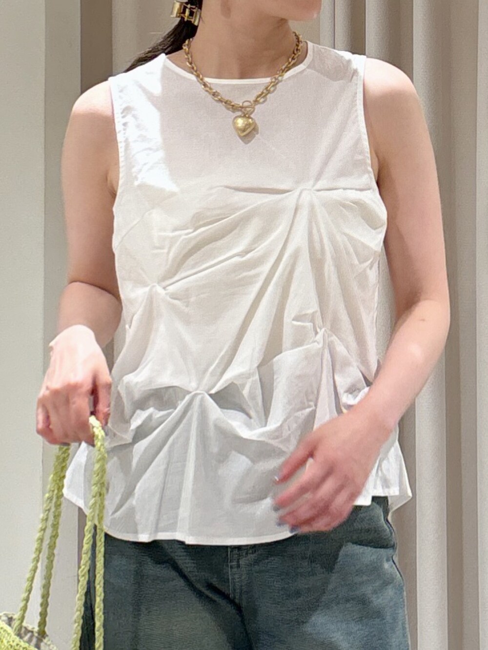 ホワイト系のシャツ/ブラウス、ブルー系のデニムパンツ、グレー系のサンダルを着用したレディースの夏コーディネートの3枚目の写真