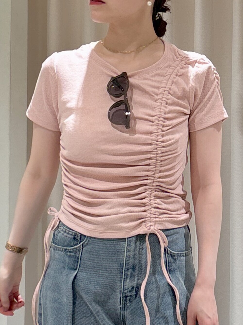 ピンク系のTシャツ/カットソー、ブルー系のデニムパンツ、ホワイト系のトートバッグを着用したレディースの夏コーディネートの3枚目の写真