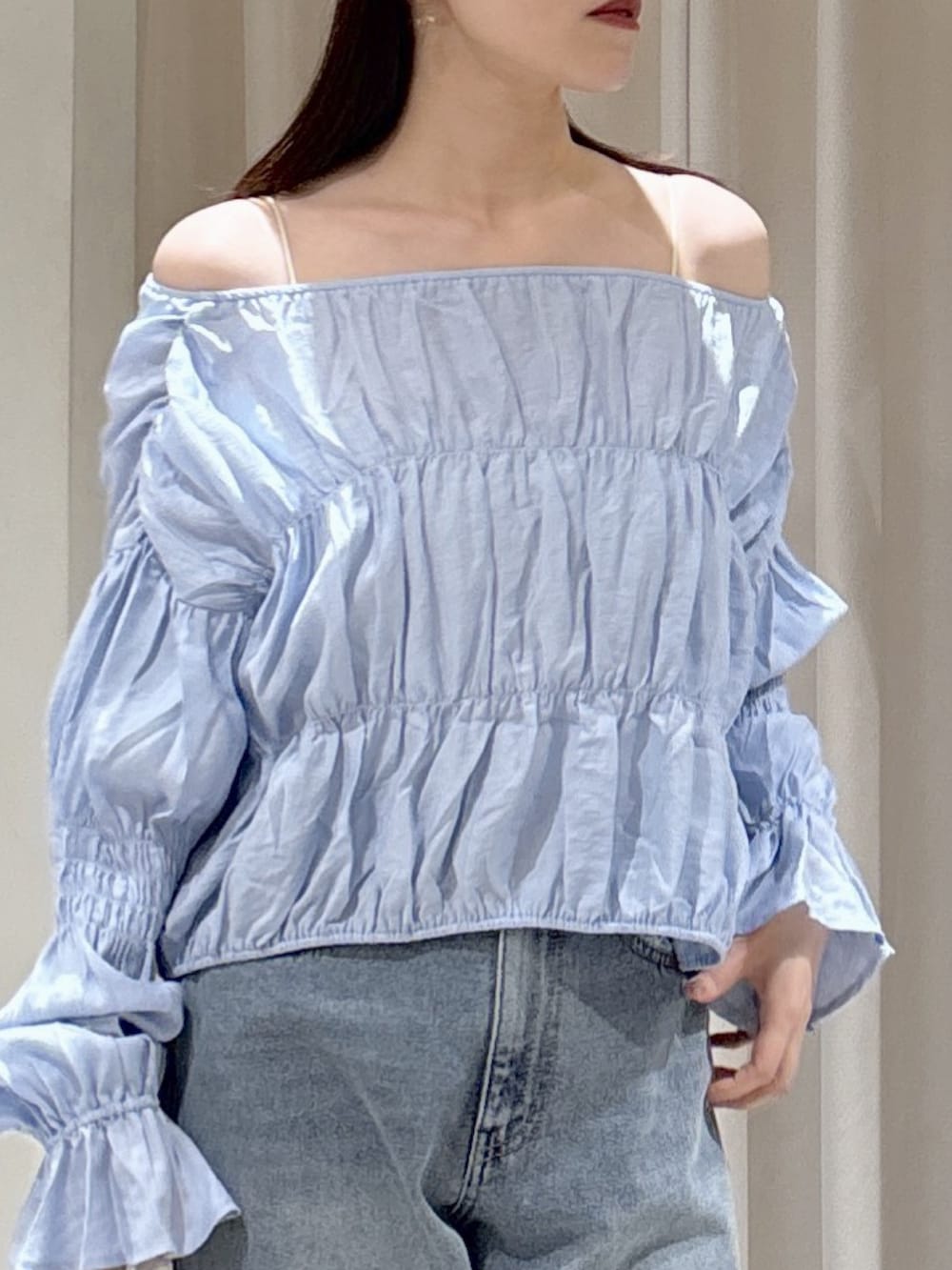 ブルー系のシャツ/ブラウス、ブルー系のその他パンツ、ホワイト系のショルダーバッグを着用したレディースの冬コーディネートの4枚目の写真