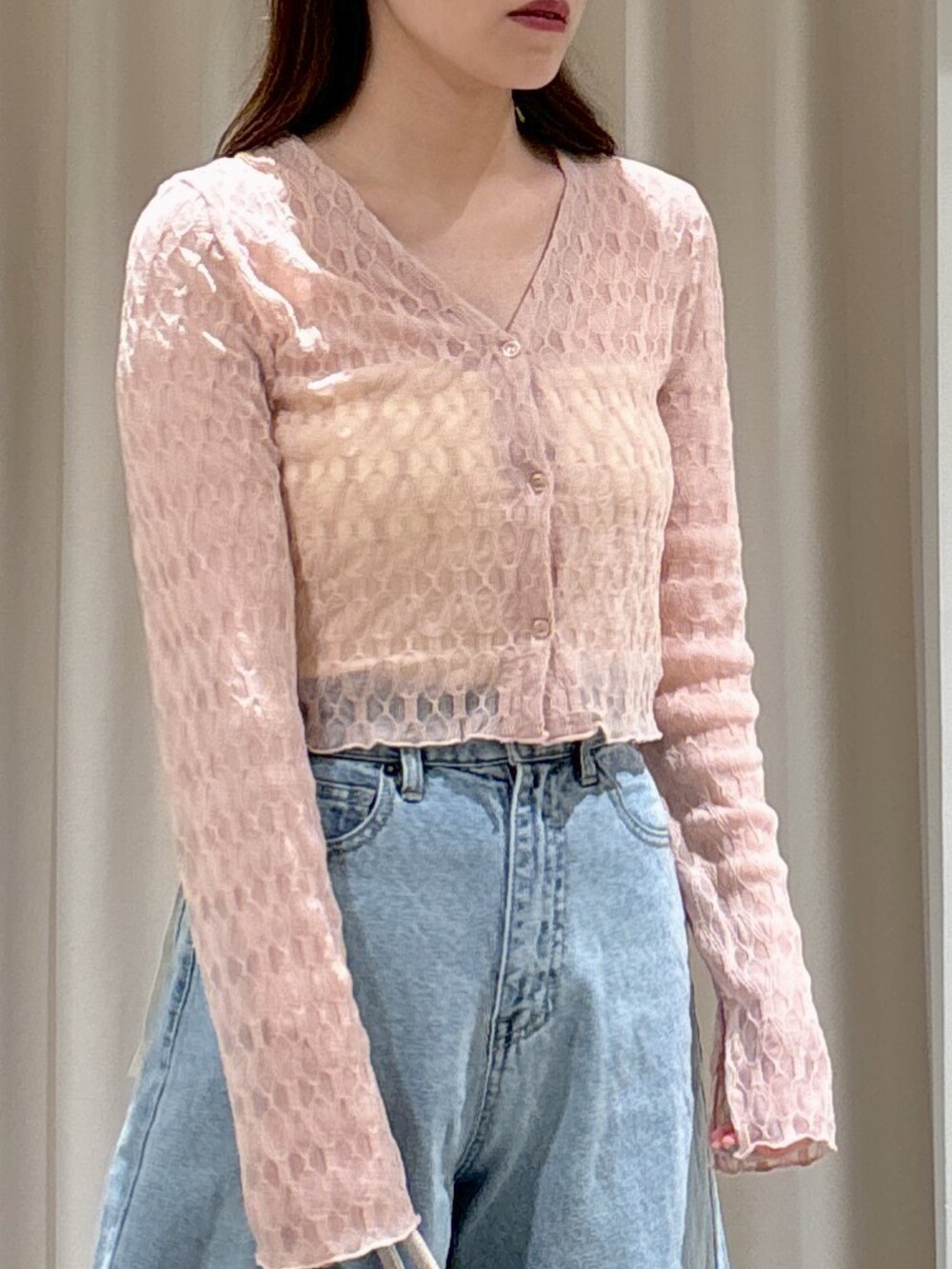 ホワイト系のキャミソール、ピンク系のカーディガン/ボレロ、ホワイト系のショルダーバッグを着用したレディースの春コーディネートの5枚目の写真