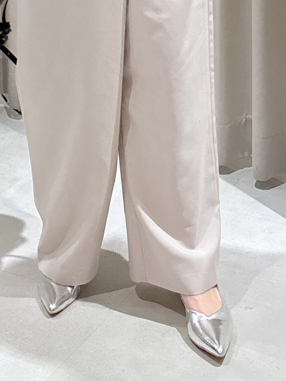 ベージュ系のつなぎ/オールインワン、ホワイト系のTシャツ/カットソー、ブラック系のショルダーバッグを着用したレディースの冬コーディネートの7枚目の写真