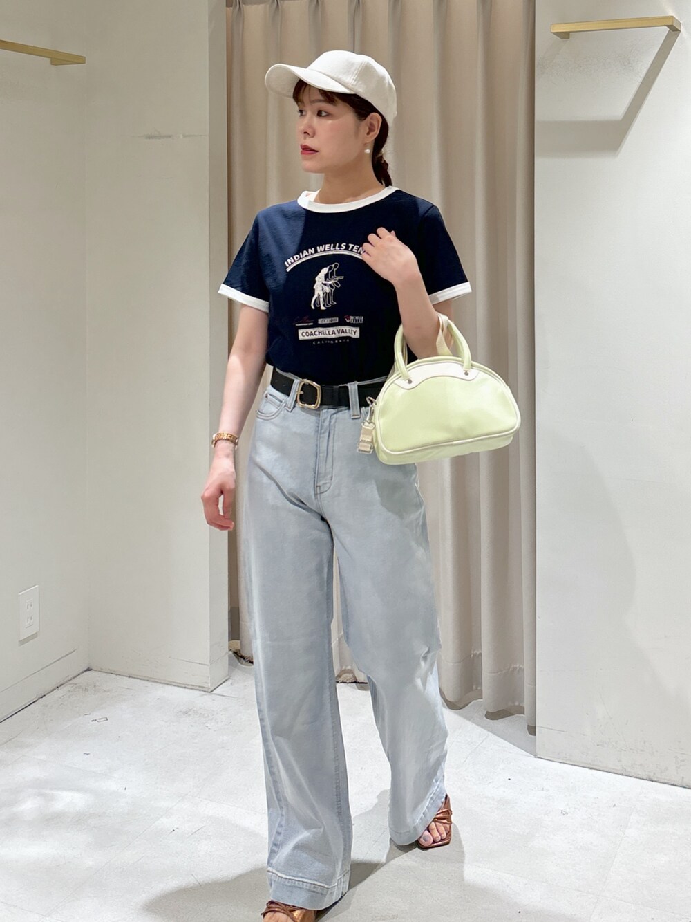 ブルー系のTシャツ/カットソー、ブルー系のデニムパンツ、グリーン系のトートバッグを着用したレディースの夏コーディネートの10枚目の写真