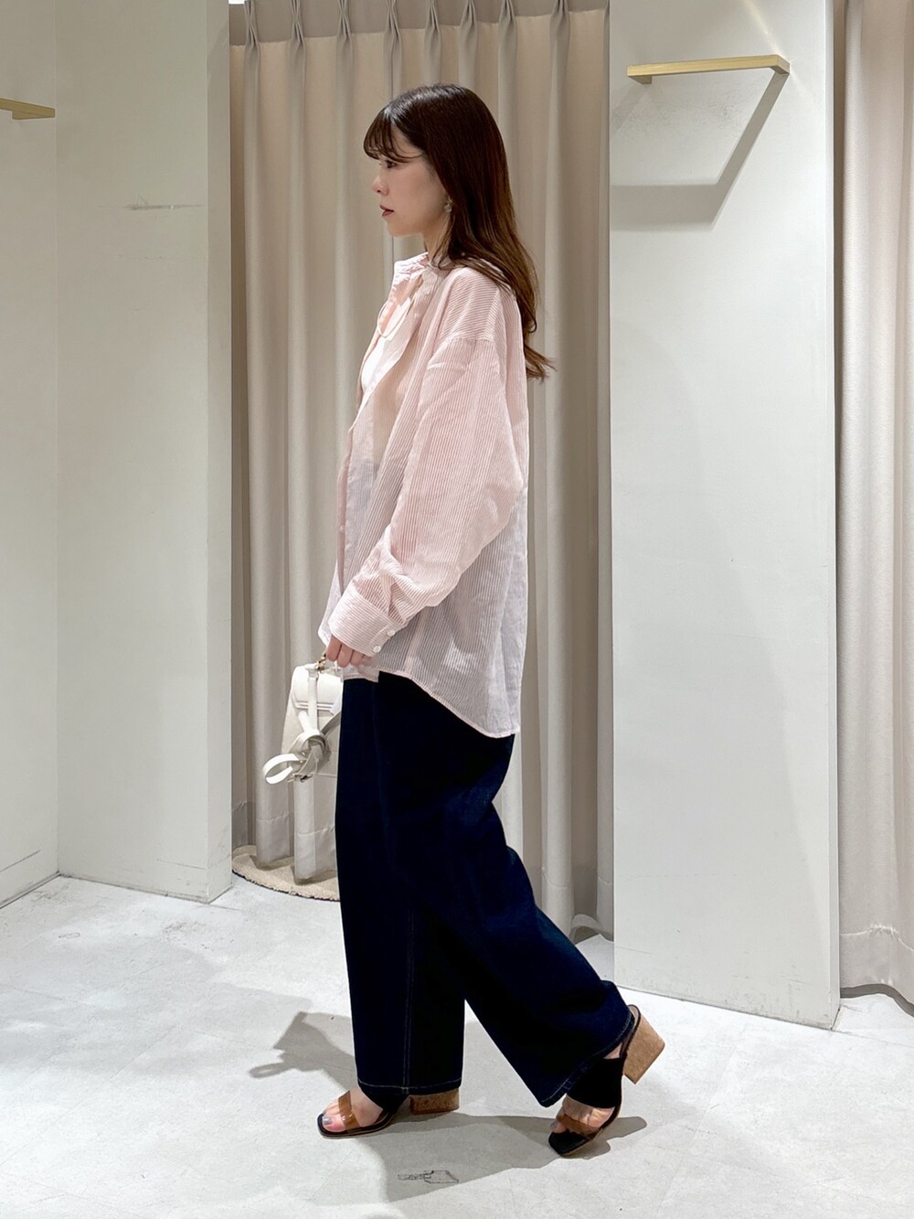 ピンク系のシャツ/ブラウス、ホワイト系のキャミソール、ホワイト系のショルダーバッグを着用したレディースの夏コーディネートの3枚目の写真