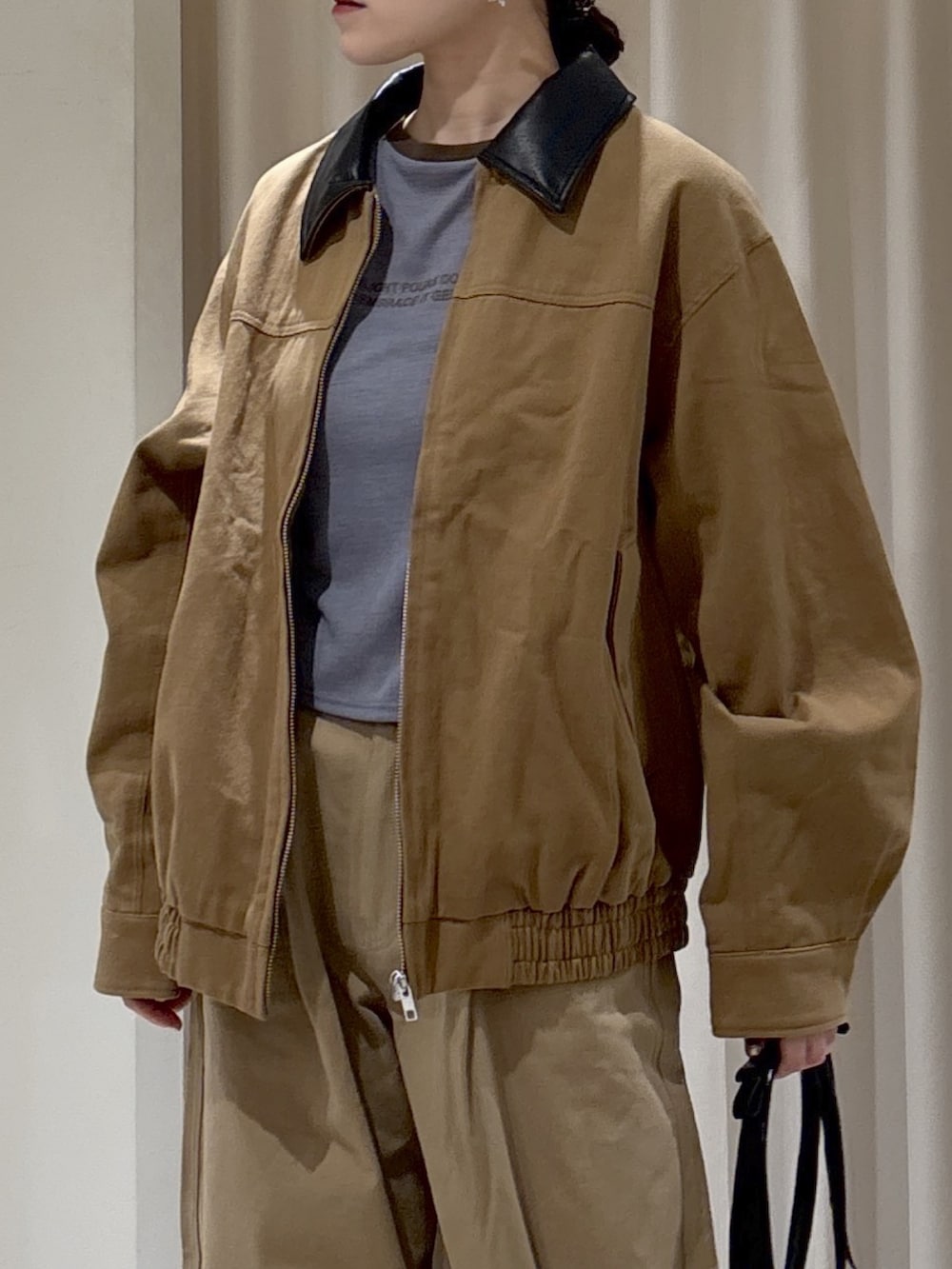 ベージュ系のブルゾン、ブルー系のTシャツ/カットソー、ベージュ系のその他パンツを着用したレディースの春コーディネートの3枚目の写真