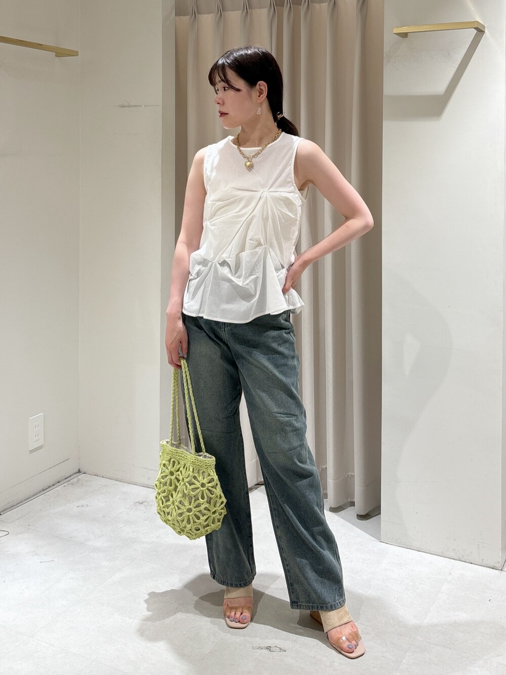 ホワイト系のシャツ/ブラウス、ブルー系のデニムパンツ、グレー系のサンダルを着用したレディースの夏コーディネートの7枚目の写真