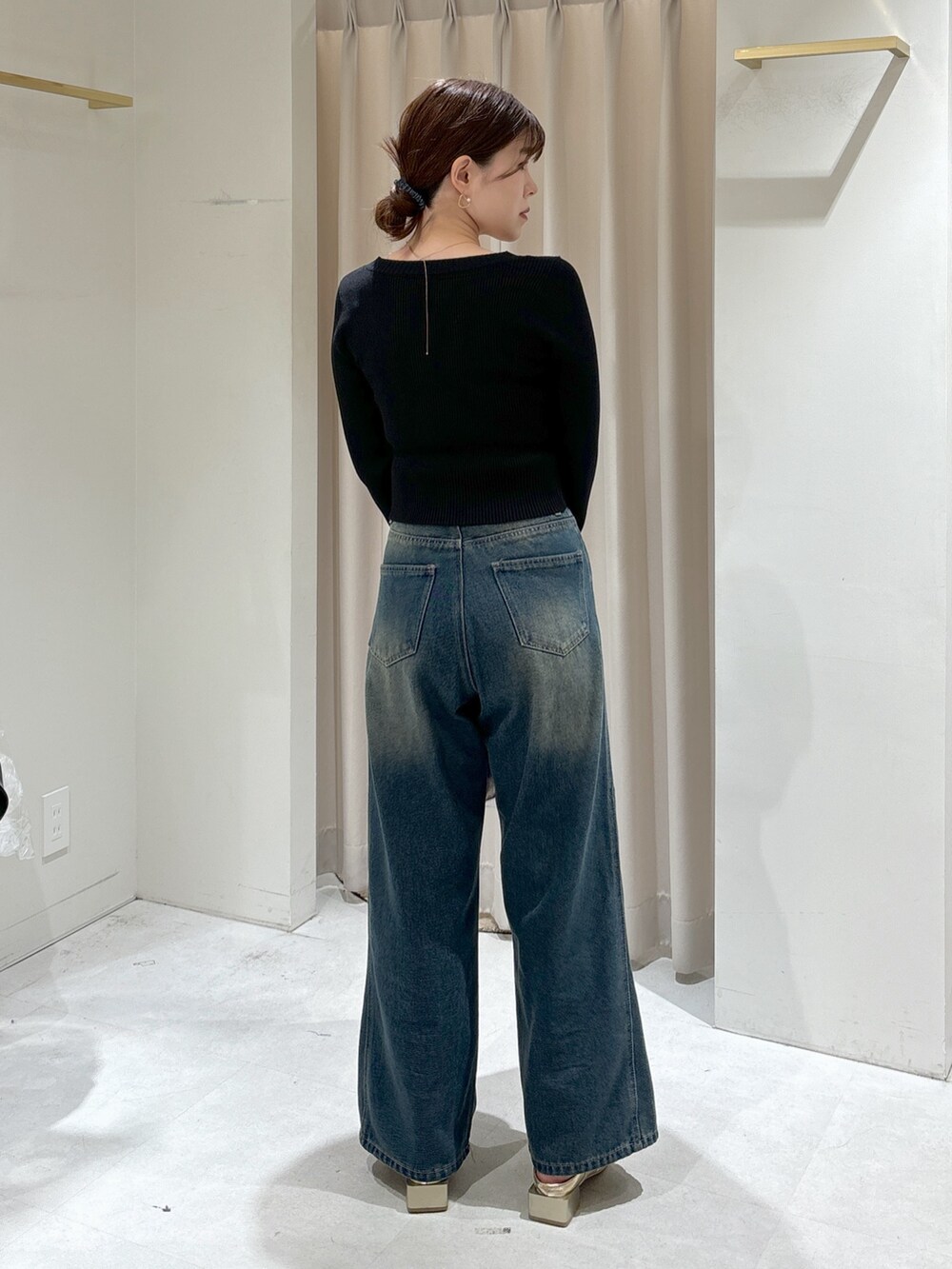 ホワイト系のシャツ/ブラウス、ブラック系のニット/セーター、シルバー系のハンドバッグを着用したレディースの秋コーディネートの8枚目の写真