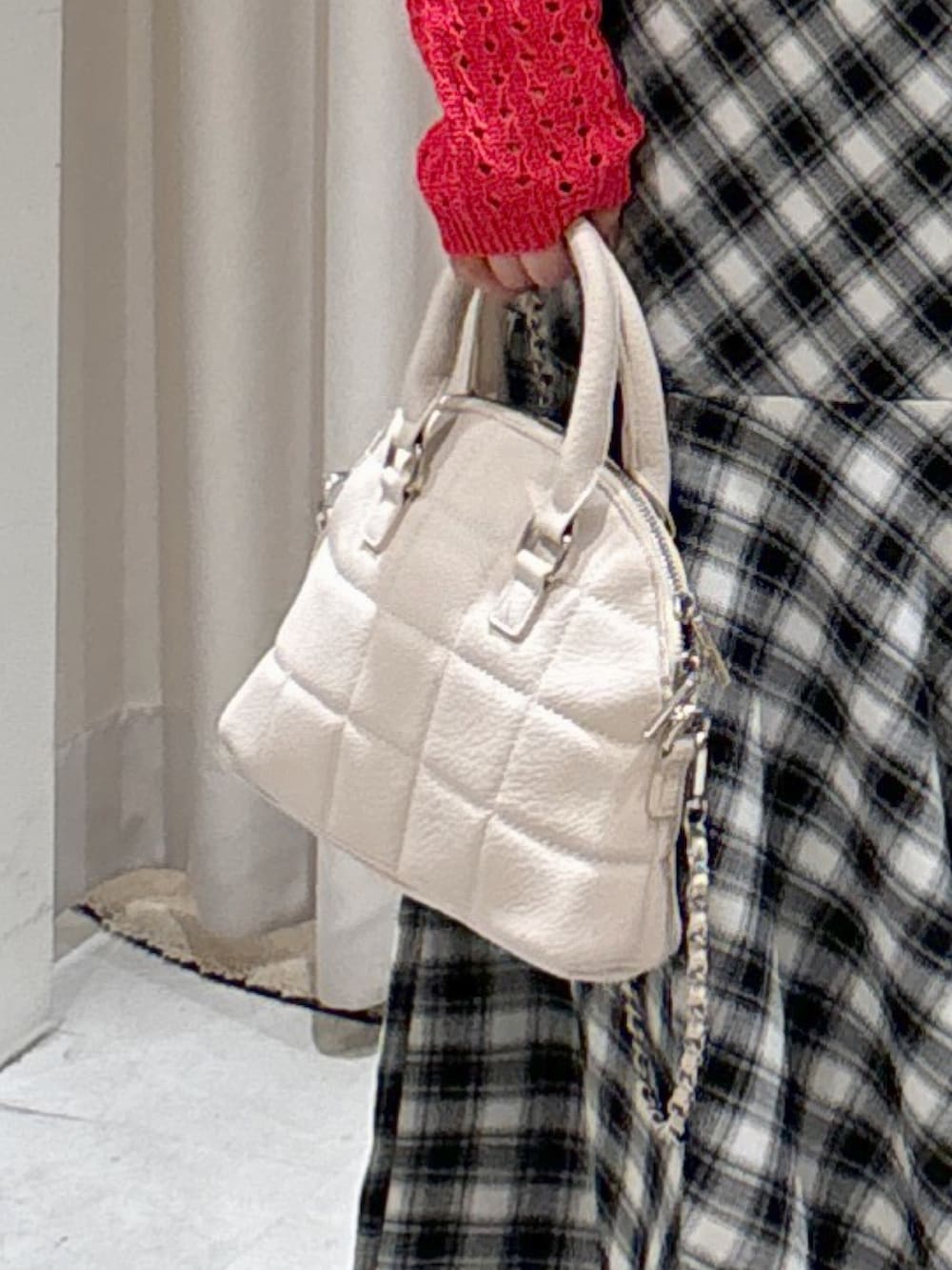 レッド系のカーディガン/ボレロ、ブラック系のワンピース、ホワイト系のトートバッグを着用したレディースの夏コーディネートの7枚目の写真