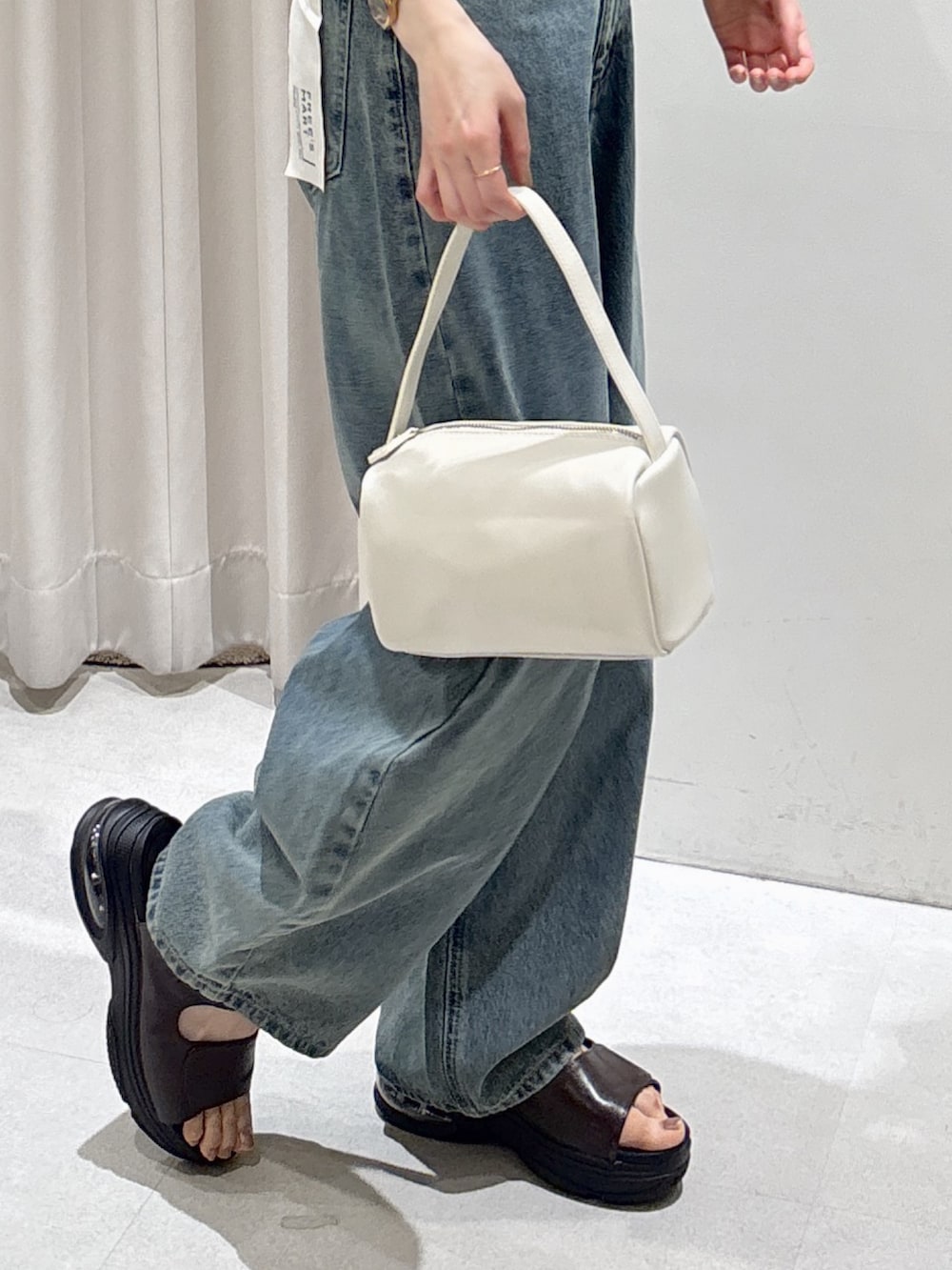 パープル系のニット/セーター、ホワイト系のTシャツ/カットソー、ホワイト系のハンドバッグを着用したレディースの夏コーディネートの8枚目の写真