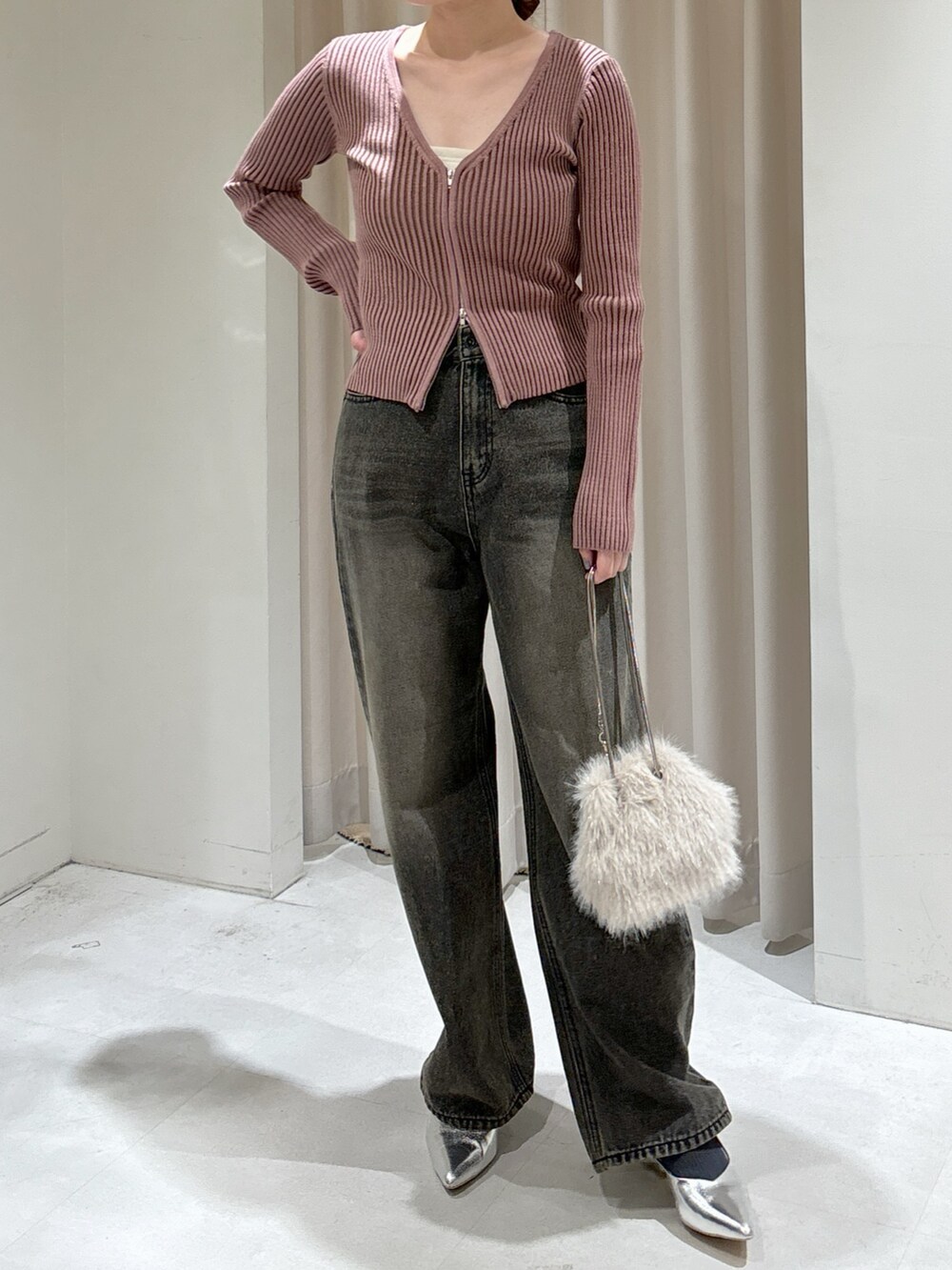 ピンク系のニット/セーター、ホワイト系のキャミソール、ベージュ系のショルダーバッグを着用したレディースの冬コーディネートの7枚目の写真