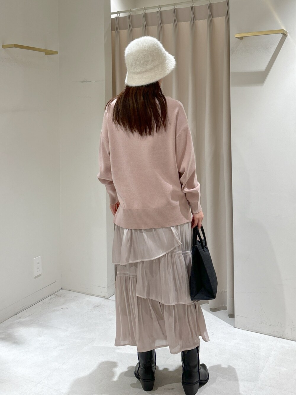 ホワイト系のスカート、ブラック系のその他アウター、ピンク系のニット/セーターを着用したレディースの冬コーディネートの8枚目の写真